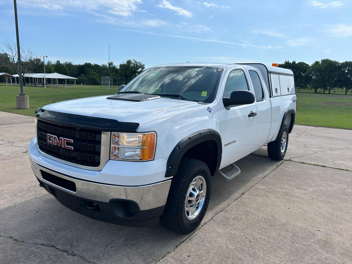 2013 White /GRAY GMC Sierra 2500HD EXTENDED 4WD (IGT22ZEB8DZ) with an 6.0L V8 engine, AUTOMATIC transmission, located at 17760 Hwy 62, Morris, OK, 74445, (918) 733-4887, 35.609104, -95.877060 - Photo#0