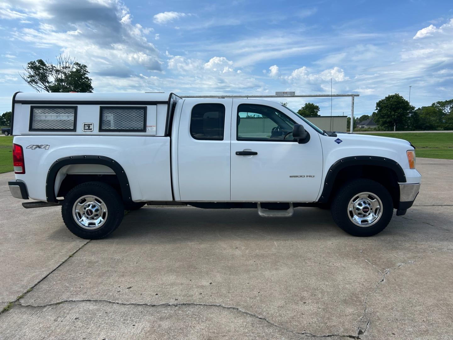 2013 White /GRAY GMC Sierra 2500HD EXTENDED 4WD (IGT22ZEB8DZ) with an 6.0L V8 engine, AUTOMATIC transmission, located at 17760 Hwy 62, Morris, OK, 74445, (918) 733-4887, 35.609104, -95.877060 - Photo#3