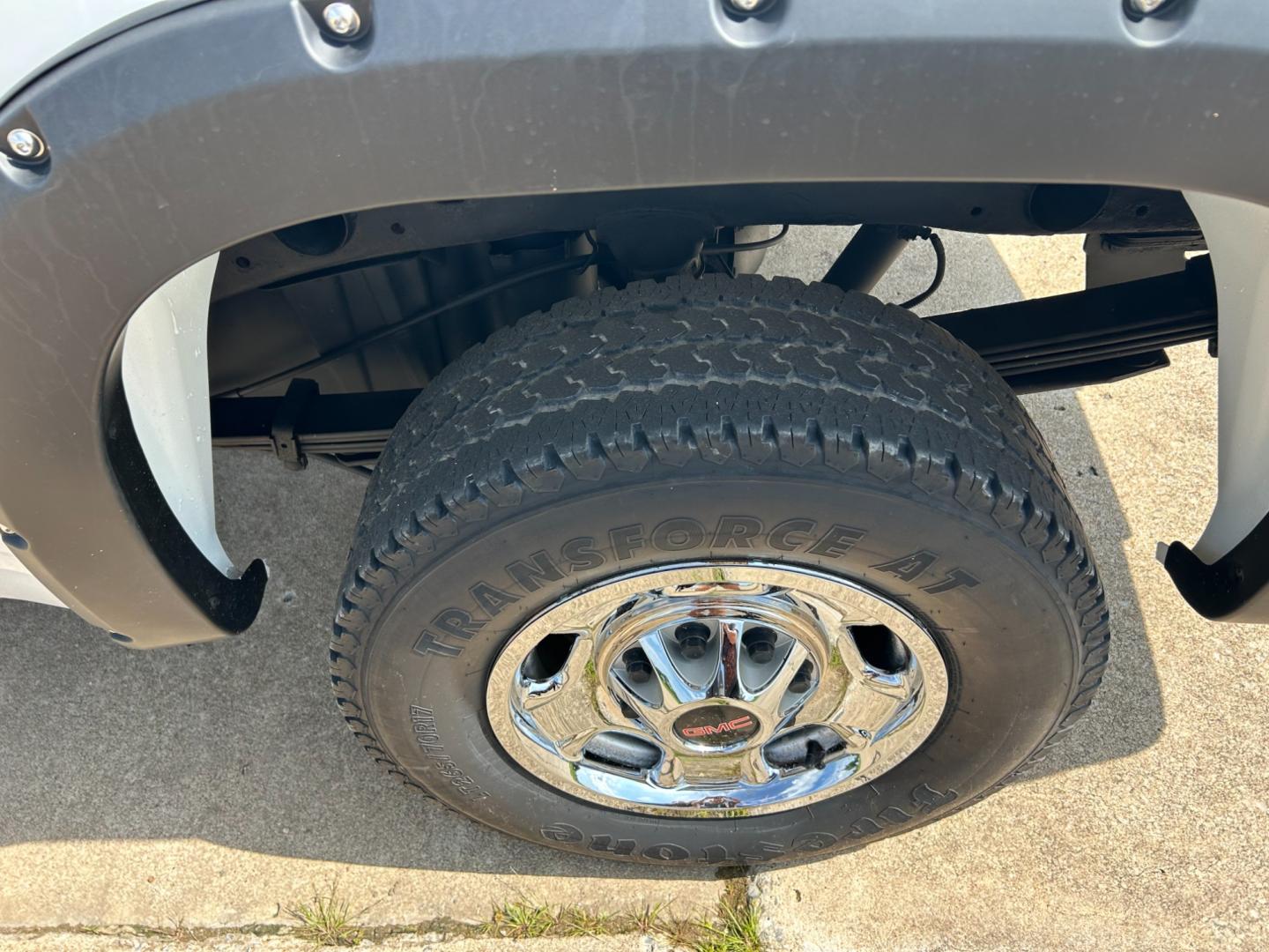 2013 White /GRAY GMC Sierra 2500HD EXTENDED 4WD (IGT22ZEB8DZ) with an 6.0L V8 engine, AUTOMATIC transmission, located at 17760 Hwy 62, Morris, OK, 74445, (918) 733-4887, 35.609104, -95.877060 - Photo#27