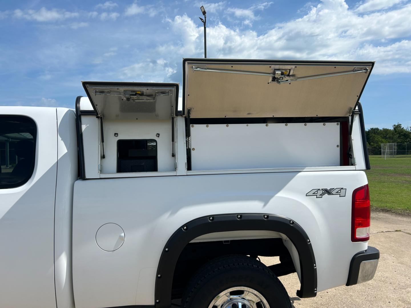 2013 White /GRAY GMC Sierra 2500HD EXTENDED 4WD (IGT22ZEB8DZ) with an 6.0L V8 engine, AUTOMATIC transmission, located at 17760 Hwy 62, Morris, OK, 74445, (918) 733-4887, 35.609104, -95.877060 - Photo#16