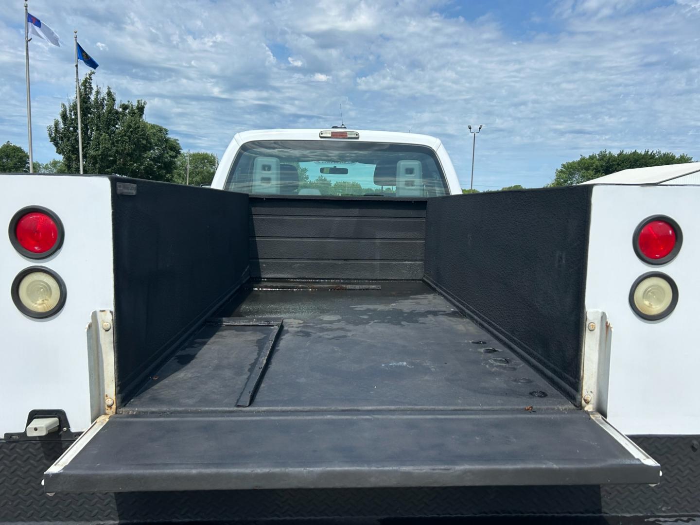 2012 White /Gray Ford F-250 SD SUPER DUTY (1FT7X2A66CE) with an 6.2L V8 OHV 16V engine, AUTOMATIC transmission, located at 17760 Hwy 62, Morris, OK, 74445, (918) 733-4887, 35.609104, -95.877060 - Photo#16