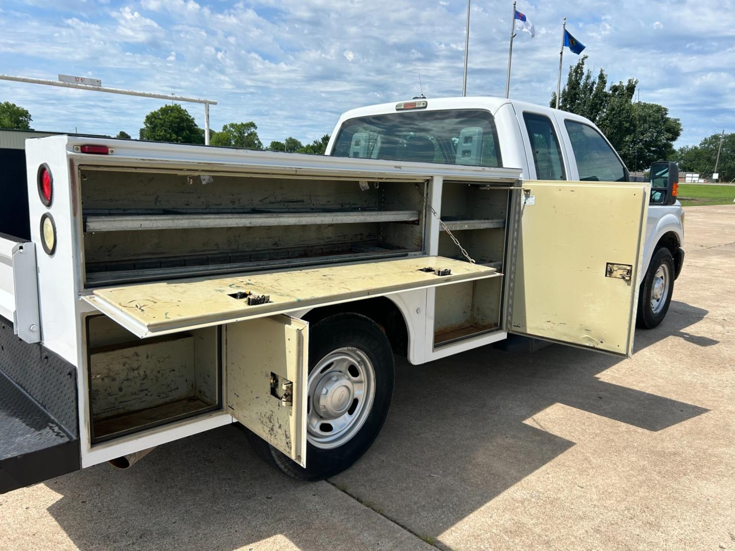 2012 White /Gray Ford F-250 SD SUPER DUTY (1FT7X2A66CE) with an 6.2L V8 OHV 16V engine, AUTOMATIC transmission, located at 17760 Hwy 62, Morris, OK, 74445, (918) 733-4887, 35.609104, -95.877060 - Photo#15