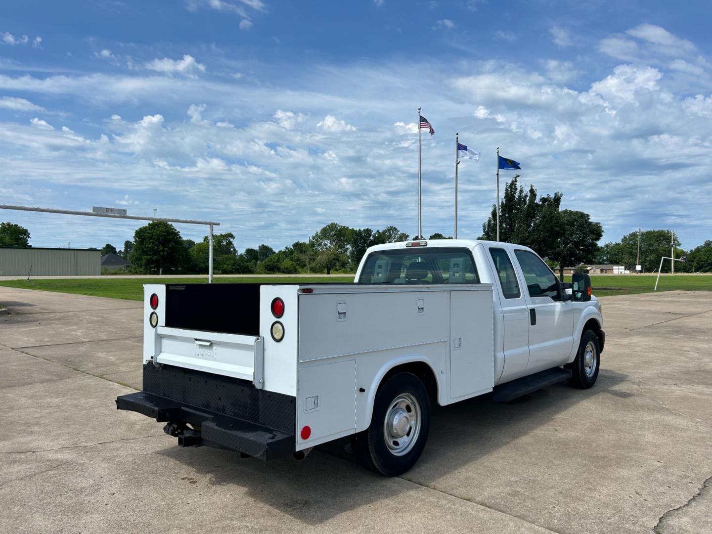 2012 White /Gray Ford F-250 SD SUPER DUTY (1FT7X2A66CE) with an 6.2L V8 OHV 16V engine, AUTOMATIC transmission, located at 17760 Hwy 62, Morris, OK, 74445, (918) 733-4887, 35.609104, -95.877060 - Photo#4