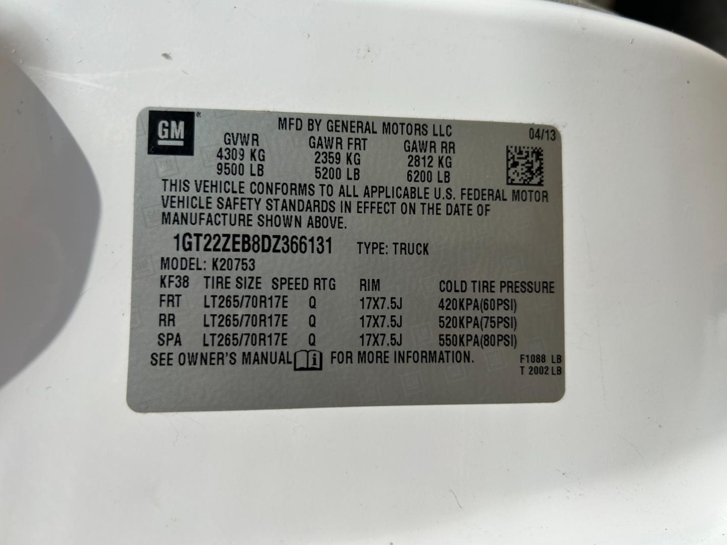 2013 White /GRAY GMC Sierra 2500HD EXTENDED 4WD (1GT22ZEB8DZ) with an 6.0L V8 engine, AUTOMATIC transmission, located at 17760 Hwy 62, Morris, OK, 74445, (918) 733-4887, 35.609104, -95.877060 - 2013 GMC SIERRA 2500 IS BI FUEL HAS A 6.0L V8 ENGINE AND IS 4WD. HAS POWER LOCKS, POWER WINDOWS, POWER MIRROR. AM FM STEREO. HAS CLOTH INTERIOR, TRACTION CONTROL, TILT WHEEL, CRIUSE CONTROL, STORAGE IN BACK, BED COVER, BED LINER. FIRESTONE 265/70R17. *DOES NOT HAVE BACK SEAT. *DOES HAVE SMALL DENT A - Photo#28