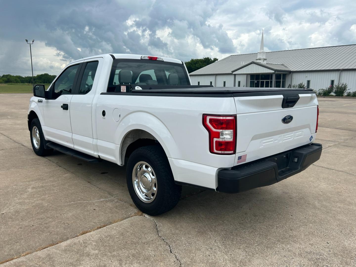 2018 White /Gray Ford F-150 EXTENDED CAB (1FTFX1E53JK) with an 5.0L V8 OHV 16V engine, AUTOMATIC transmission, located at 17760 Hwy 62, Morris, OK, 74445, (918) 733-4887, 35.609104, -95.877060 - 2018 FORD F150 HAS A 5.0L V8 ENGINE AND IS 4WD. FEATURES KEYLESS ENTERY, LEATHER INTERIOR, POWER WINDOWS, POWER LOCKS, POWER MIRRORS, AM/FM RADIO, A/C, TRACTION CONTROL, AUXILIARY PORT, BACKUP CAMERA, TILT STEERING WHEEL, BED COVER, AND BED LINER. EQUIPPED WITH A BI-FUEL CNG FUEL SYSTEM. IT RUNS ON - Photo#6