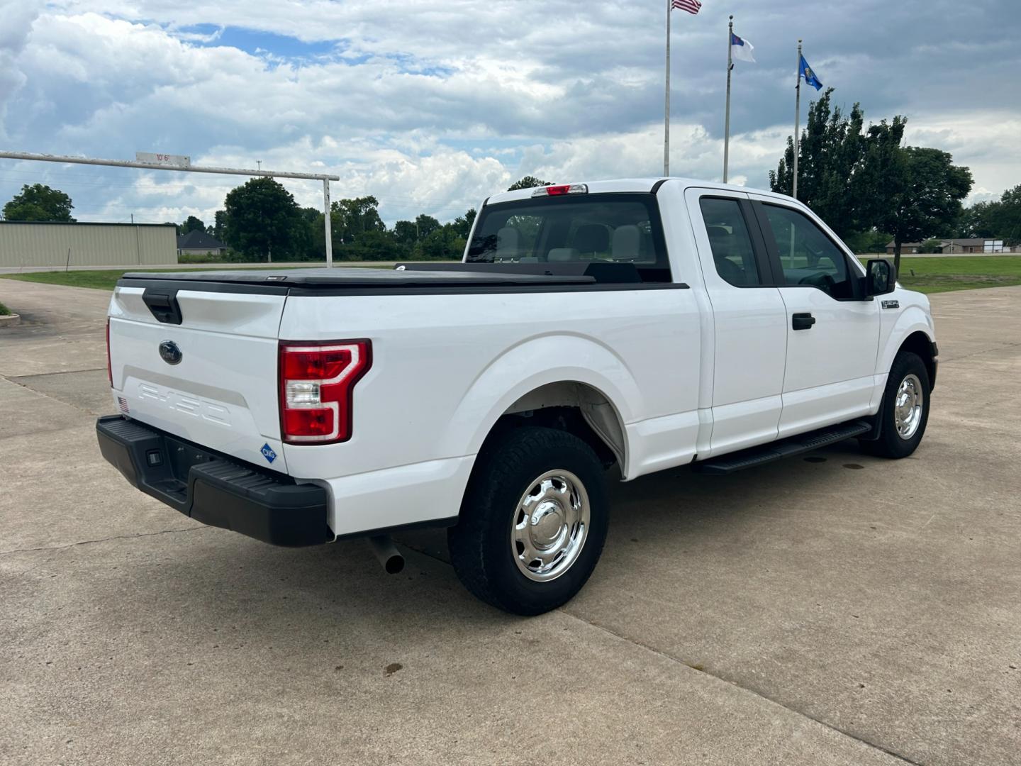 2018 White /Gray Ford F-150 EXTENDED CAB (1FTFX1E53JK) with an 5.0L V8 OHV 16V engine, AUTOMATIC transmission, located at 17760 Hwy 62, Morris, OK, 74445, (918) 733-4887, 35.609104, -95.877060 - 2018 FORD F150 HAS A 5.0L V8 ENGINE AND IS 4WD. FEATURES KEYLESS ENTERY, LEATHER INTERIOR, POWER WINDOWS, POWER LOCKS, POWER MIRRORS, AM/FM RADIO, A/C, TRACTION CONTROL, AUXILIARY PORT, BACKUP CAMERA, TILT STEERING WHEEL, BED COVER, AND BED LINER. EQUIPPED WITH A BI-FUEL CNG FUEL SYSTEM. IT RUNS ON - Photo#4