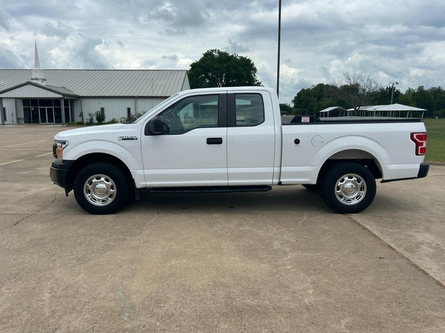 2018 White /Gray Ford F-150 EXTENDED CAB (1FTFX1E53JK) with an 5.0L V8 OHV 16V engine, AUTOMATIC transmission, located at 17760 Hwy 62, Morris, OK, 74445, (918) 733-4887, 35.609104, -95.877060 - 2018 FORD F150 HAS A 5.0L V8 ENGINE AND IS 4WD. FEATURES KEYLESS ENTERY, LEATHER INTERIOR, POWER WINDOWS, POWER LOCKS, POWER MIRRORS, AM/FM RADIO, A/C, TRACTION CONTROL, AUXILIARY PORT, BACKUP CAMERA, TILT STEERING WHEEL, BED COVER, AND BED LINER. EQUIPPED WITH A BI-FUEL CNG FUEL SYSTEM. IT RUNS ON - Photo#7
