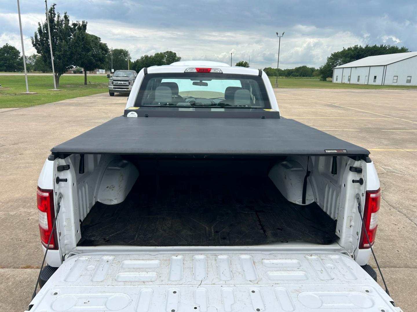 2018 White /Gray Ford F-150 EXTENDED CAB (1FTFX1E53JK) with an 5.0L V8 OHV 16V engine, AUTOMATIC transmission, located at 17760 Hwy 62, Morris, OK, 74445, (918) 733-4887, 35.609104, -95.877060 - 2018 FORD F150 HAS A 5.0L V8 ENGINE AND IS 4WD. FEATURES KEYLESS ENTERY, LEATHER INTERIOR, POWER WINDOWS, POWER LOCKS, POWER MIRRORS, AM/FM RADIO, A/C, TRACTION CONTROL, AUXILIARY PORT, BACKUP CAMERA, TILT STEERING WHEEL, BED COVER, AND BED LINER. EQUIPPED WITH A BI-FUEL CNG FUEL SYSTEM. IT RUNS ON - Photo#21