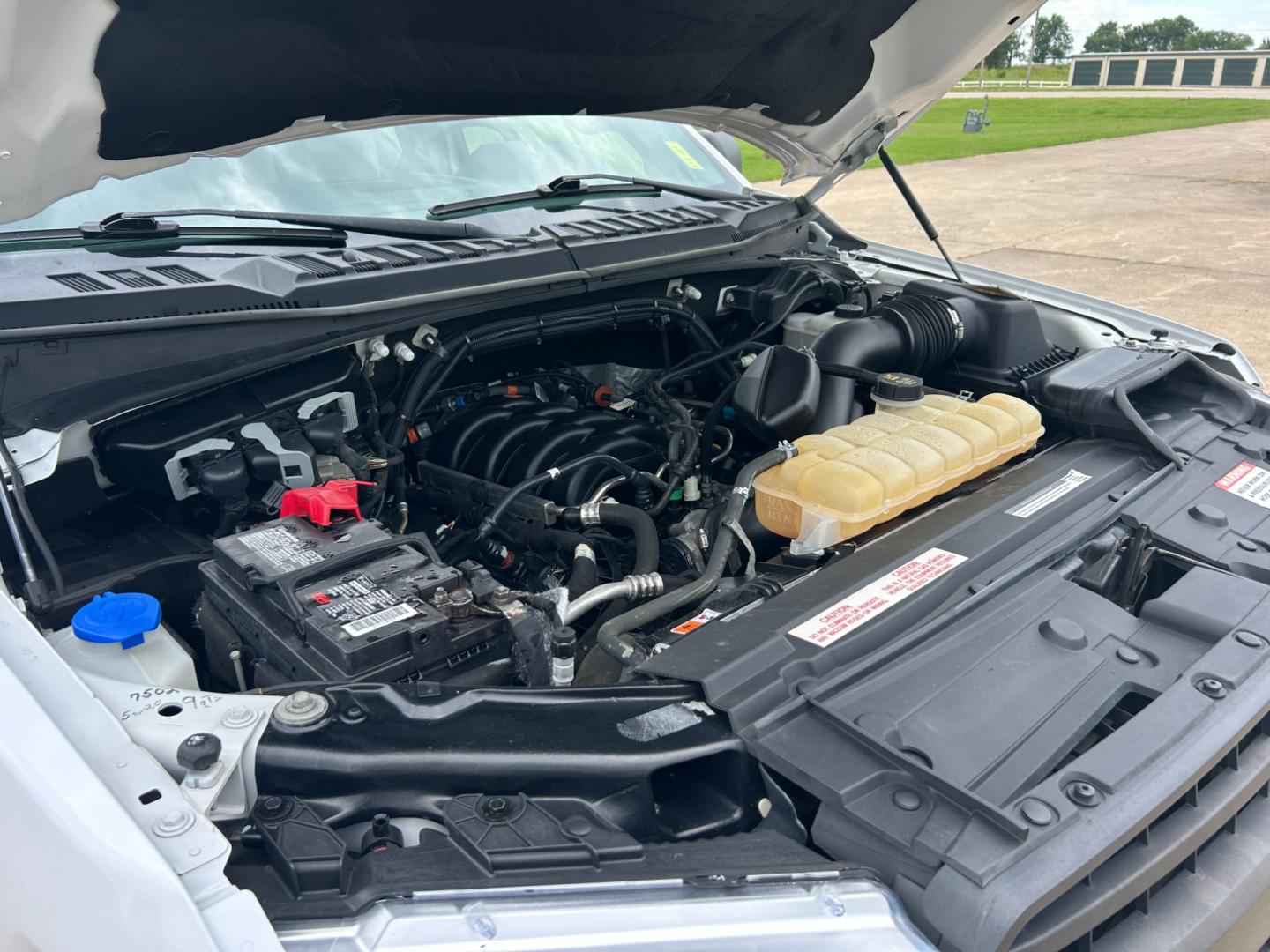 2018 White /Gray Ford F-150 EXTENDED CAB (1FTFX1E53JK) with an 5.0L V8 OHV 16V engine, AUTOMATIC transmission, located at 17760 Hwy 62, Morris, OK, 74445, (918) 733-4887, 35.609104, -95.877060 - 2018 FORD F150 HAS A 5.0L V8 ENGINE AND IS 4WD. FEATURES KEYLESS ENTERY, LEATHER INTERIOR, POWER WINDOWS, POWER LOCKS, POWER MIRRORS, AM/FM RADIO, A/C, TRACTION CONTROL, AUXILIARY PORT, BACKUP CAMERA, TILT STEERING WHEEL, BED COVER, AND BED LINER. EQUIPPED WITH A BI-FUEL CNG FUEL SYSTEM. IT RUNS ON - Photo#24
