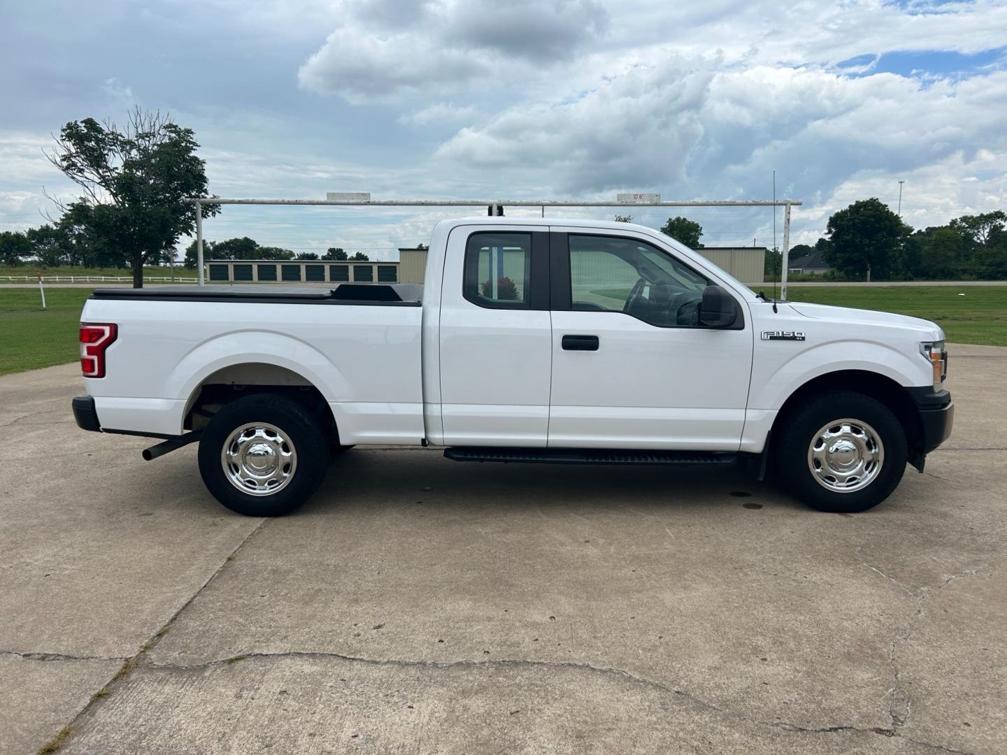 2018 White /Gray Ford F-150 EXTENDED CAB (1FTFX1E53JK) with an 5.0L V8 OHV 16V engine, AUTOMATIC transmission, located at 17760 Hwy 62, Morris, OK, 74445, (918) 733-4887, 35.609104, -95.877060 - 2018 FORD F150 HAS A 5.0L V8 ENGINE AND IS 4WD. FEATURES KEYLESS ENTERY, LEATHER INTERIOR, POWER WINDOWS, POWER LOCKS, POWER MIRRORS, AM/FM RADIO, A/C, TRACTION CONTROL, AUXILIARY PORT, BACKUP CAMERA, TILT STEERING WHEEL, BED COVER, AND BED LINER. EQUIPPED WITH A BI-FUEL CNG FUEL SYSTEM. IT RUNS ON - Photo#3