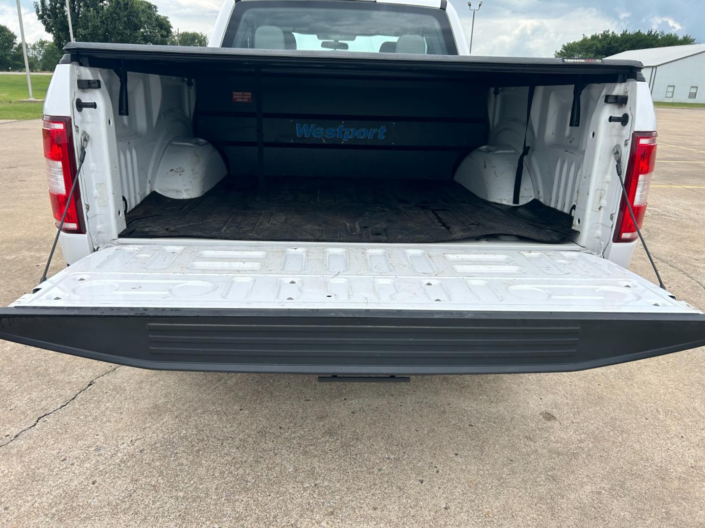 2018 White /Gray Ford F-150 EXTENDED CAB (1FTFX1E53JK) with an 5.0L V8 OHV 16V engine, AUTOMATIC transmission, located at 17760 Hwy 62, Morris, OK, 74445, (918) 733-4887, 35.609104, -95.877060 - 2018 FORD F150 HAS A 5.0L V8 ENGINE AND IS 4WD. FEATURES KEYLESS ENTERY, LEATHER INTERIOR, POWER WINDOWS, POWER LOCKS, POWER MIRRORS, AM/FM RADIO, A/C, TRACTION CONTROL, AUXILIARY PORT, BACKUP CAMERA, TILT STEERING WHEEL, BED COVER, AND BED LINER. EQUIPPED WITH A BI-FUEL CNG FUEL SYSTEM. IT RUNS ON - Photo#20