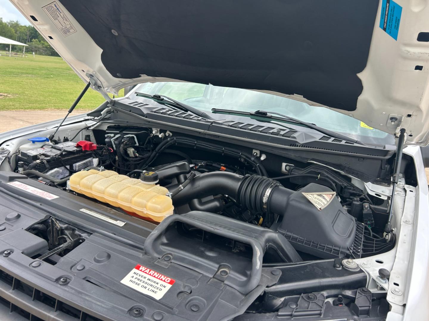 2018 White /Gray Ford F-150 EXTENDED CAB (1FTFX1E53JK) with an 5.0L V8 OHV 16V engine, AUTOMATIC transmission, located at 17760 Hwy 62, Morris, OK, 74445, (918) 733-4887, 35.609104, -95.877060 - 2018 FORD F150 HAS A 5.0L V8 ENGINE AND IS 4WD. FEATURES KEYLESS ENTERY, LEATHER INTERIOR, POWER WINDOWS, POWER LOCKS, POWER MIRRORS, AM/FM RADIO, A/C, TRACTION CONTROL, AUXILIARY PORT, BACKUP CAMERA, TILT STEERING WHEEL, BED COVER, AND BED LINER. EQUIPPED WITH A BI-FUEL CNG FUEL SYSTEM. IT RUNS ON - Photo#23