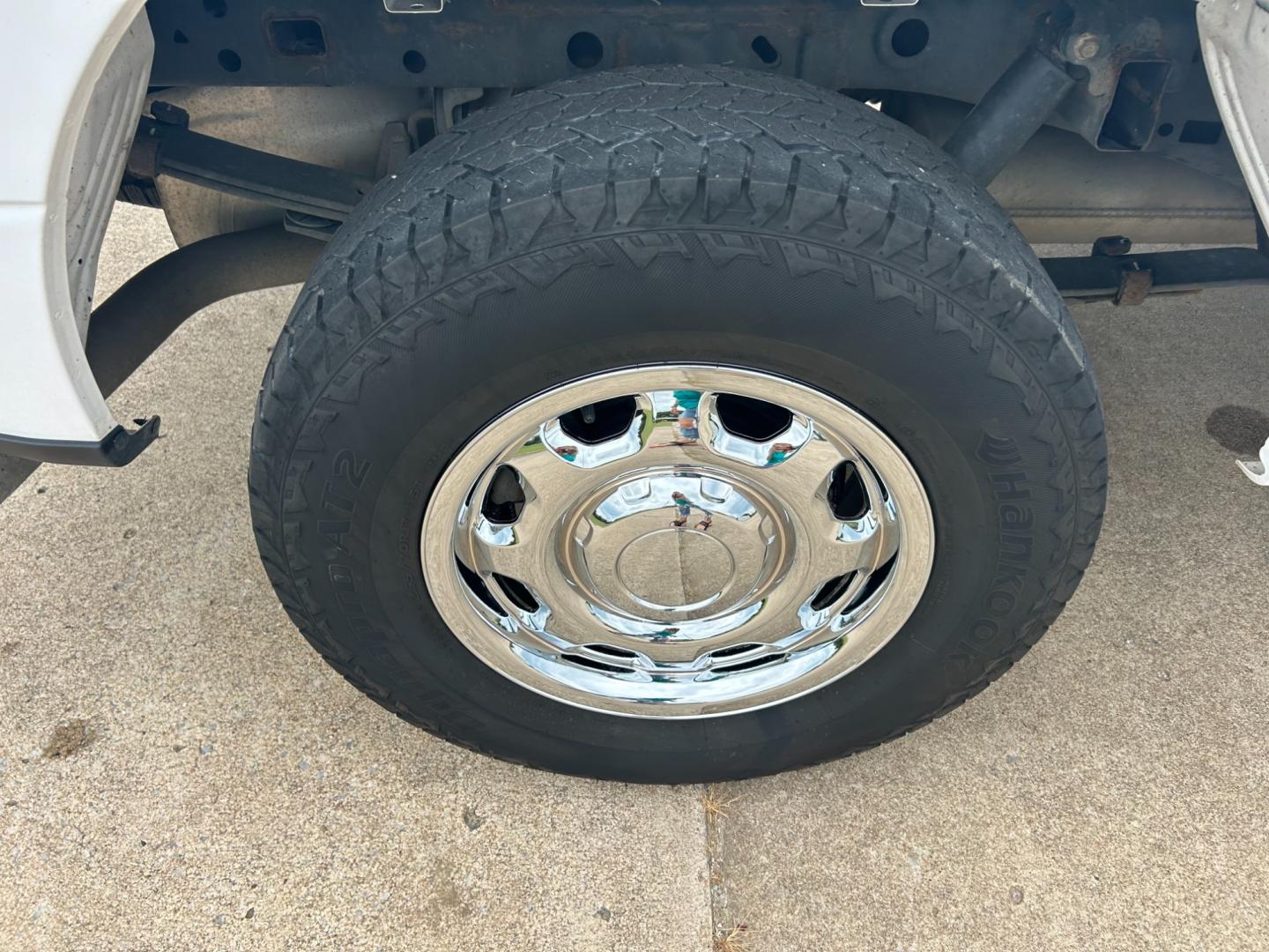 2018 White /Gray Ford F-150 EXTENDED CAB (1FTFX1E53JK) with an 5.0L V8 OHV 16V engine, AUTOMATIC transmission, located at 17760 Hwy 62, Morris, OK, 74445, (918) 733-4887, 35.609104, -95.877060 - 2018 FORD F150 HAS A 5.0L V8 ENGINE AND IS 4WD. FEATURES KEYLESS ENTERY, LEATHER INTERIOR, POWER WINDOWS, POWER LOCKS, POWER MIRRORS, AM/FM RADIO, A/C, TRACTION CONTROL, AUXILIARY PORT, BACKUP CAMERA, TILT STEERING WHEEL, BED COVER, AND BED LINER. EQUIPPED WITH A BI-FUEL CNG FUEL SYSTEM. IT RUNS ON - Photo#30