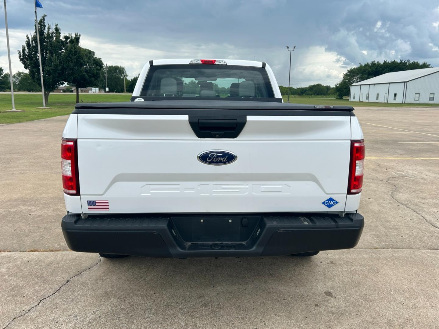 2018 White /Gray Ford F-150 EXTENDED CAB (1FTFX1E53JK) with an 5.0L V8 OHV 16V engine, AUTOMATIC transmission, located at 17760 Hwy 62, Morris, OK, 74445, (918) 733-4887, 35.609104, -95.877060 - 2018 FORD F150 HAS A 5.0L V8 ENGINE AND IS 4WD. FEATURES KEYLESS ENTERY, LEATHER INTERIOR, POWER WINDOWS, POWER LOCKS, POWER MIRRORS, AM/FM RADIO, A/C, TRACTION CONTROL, AUXILIARY PORT, BACKUP CAMERA, TILT STEERING WHEEL, BED COVER, AND BED LINER. EQUIPPED WITH A BI-FUEL CNG FUEL SYSTEM. IT RUNS ON - Photo#5