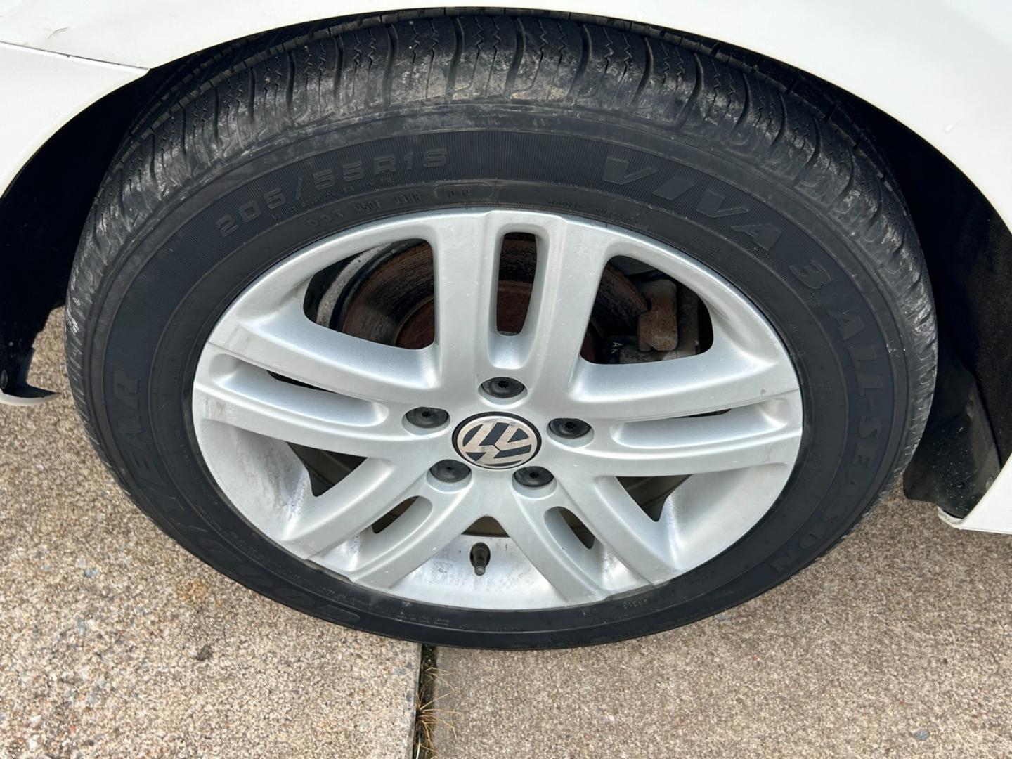 2015 White /BLACK Volkswagen Jetta JETTA TDI (3VWLA7AJ6FM) with an 2.0L L4 DOHC 16V TURBO engine, AUTOMATIC transmission, located at 17760 Hwy 62, Morris, OK, 74445, (918) 733-4887, 35.609104, -95.877060 - 2015 VOLKS WAGON JETTA TDI DIESEL HAS THE 2.0L 4 CYLDER TURBO, FEATURES KEYLESS ENTRY REMOTE, POWER LOCKS, POWER WINDOWS, POWER MIRRORS, MANUAL SEATS, AM/FM STEREO, CD PLAYER, SATELLITE RADIO, HANDS FREE BLUETOOTH CALLING, MULTI STREEING CONTROL, CRUISE CONTROL, CLOTH INTERIOR, AND HEATED SEATS. TI - Photo#21