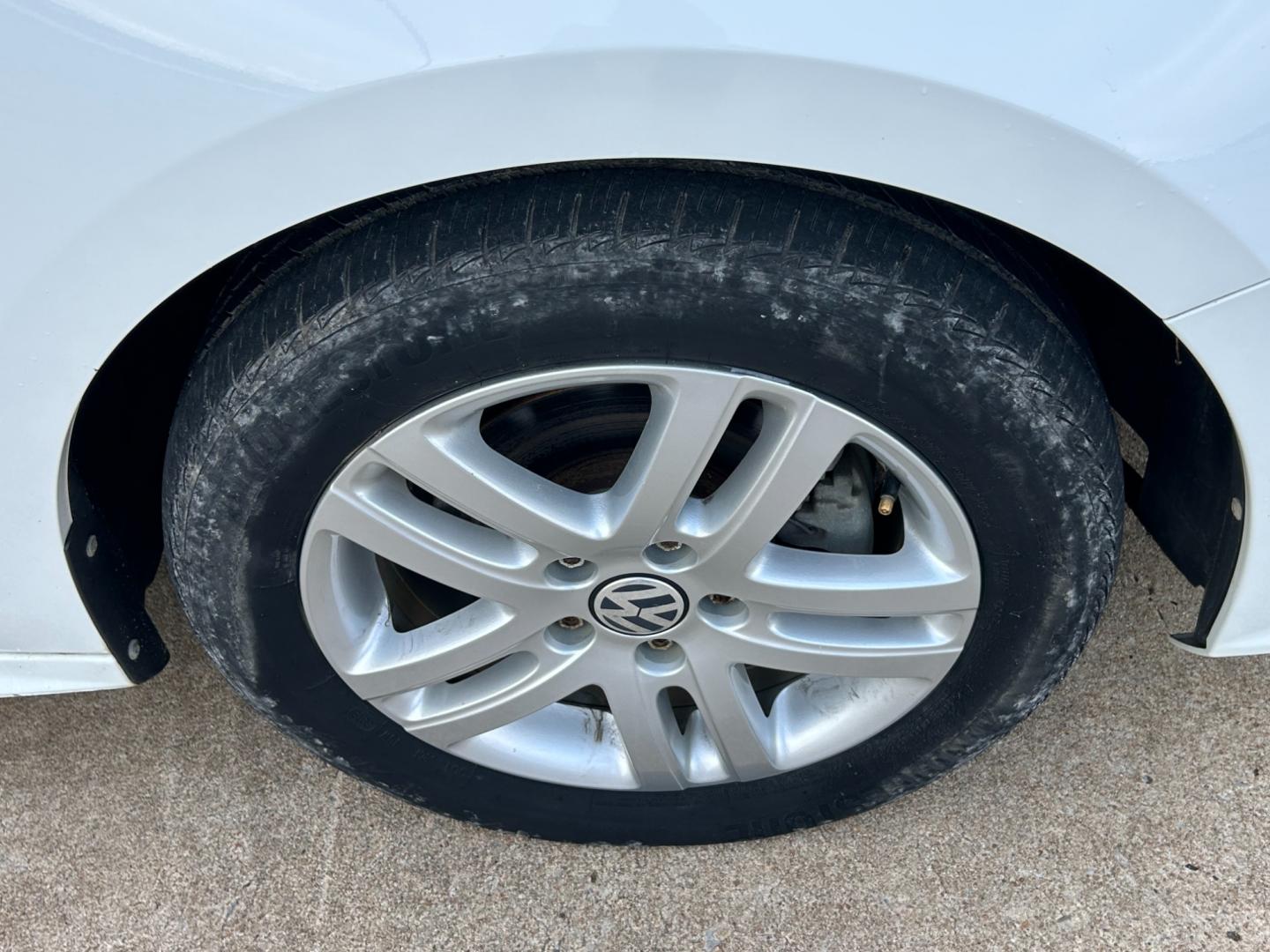 2015 White /BLACK Volkswagen Jetta JETTA TDI (3VWLA7AJ6FM) with an 2.0L L4 DOHC 16V TURBO engine, AUTOMATIC transmission, located at 17760 Hwy 62, Morris, OK, 74445, (918) 733-4887, 35.609104, -95.877060 - 2015 VOLKS WAGON JETTA TDI DIESEL HAS THE 2.0L 4 CYLDER TURBO, FEATURES KEYLESS ENTRY REMOTE, POWER LOCKS, POWER WINDOWS, POWER MIRRORS, MANUAL SEATS, AM/FM STEREO, CD PLAYER, SATELLITE RADIO, HANDS FREE BLUETOOTH CALLING, MULTI STREEING CONTROL, CRUISE CONTROL, CLOTH INTERIOR, AND HEATED SEATS. TI - Photo#20