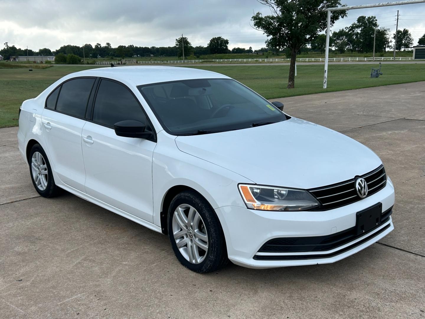 2015 White /BLACK Volkswagen Jetta JETTA TDI (3VWLA7AJ6FM) with an 2.0L L4 DOHC 16V TURBO engine, AUTOMATIC transmission, located at 17760 Hwy 62, Morris, OK, 74445, (918) 733-4887, 35.609104, -95.877060 - 2015 VOLKS WAGON JETTA TDI DIESEL HAS THE 2.0L 4 CYLDER TURBO, FEATURES KEYLESS ENTRY REMOTE, POWER LOCKS, POWER WINDOWS, POWER MIRRORS, MANUAL SEATS, AM/FM STEREO, CD PLAYER, SATELLITE RADIO, HANDS FREE BLUETOOTH CALLING, MULTI STREEING CONTROL, CRUISE CONTROL, CLOTH INTERIOR, AND HEATED SEATS. TI - Photo#2