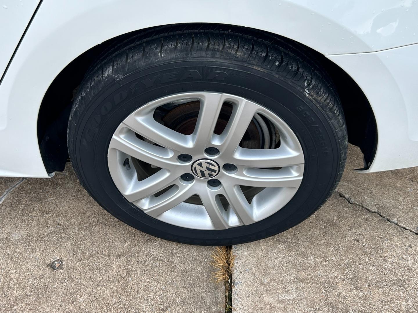 2015 White /BLACK Volkswagen Jetta JETTA TDI (3VWLA7AJ6FM) with an 2.0L L4 DOHC 16V TURBO engine, AUTOMATIC transmission, located at 17760 Hwy 62, Morris, OK, 74445, (918) 733-4887, 35.609104, -95.877060 - 2015 VOLKS WAGON JETTA TDI DIESEL HAS THE 2.0L 4 CYLDER TURBO, FEATURES KEYLESS ENTRY REMOTE, POWER LOCKS, POWER WINDOWS, POWER MIRRORS, MANUAL SEATS, AM/FM STEREO, CD PLAYER, SATELLITE RADIO, HANDS FREE BLUETOOTH CALLING, MULTI STREEING CONTROL, CRUISE CONTROL, CLOTH INTERIOR, AND HEATED SEATS. TI - Photo#22