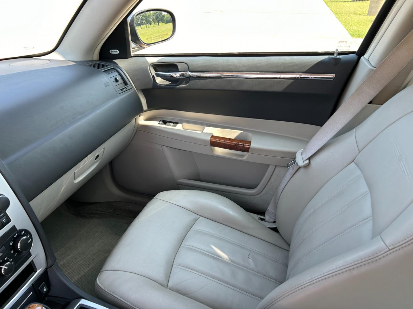2007 RED /TAN Chrysler 300 300 (2C3KA63H07H) with an 5.7 V8 engine, AUTOMATIC transmission, located at 17760 Hwy 62, Morris, OK, 74445, (918) 733-4887, 35.609104, -95.877060 - Photo#9