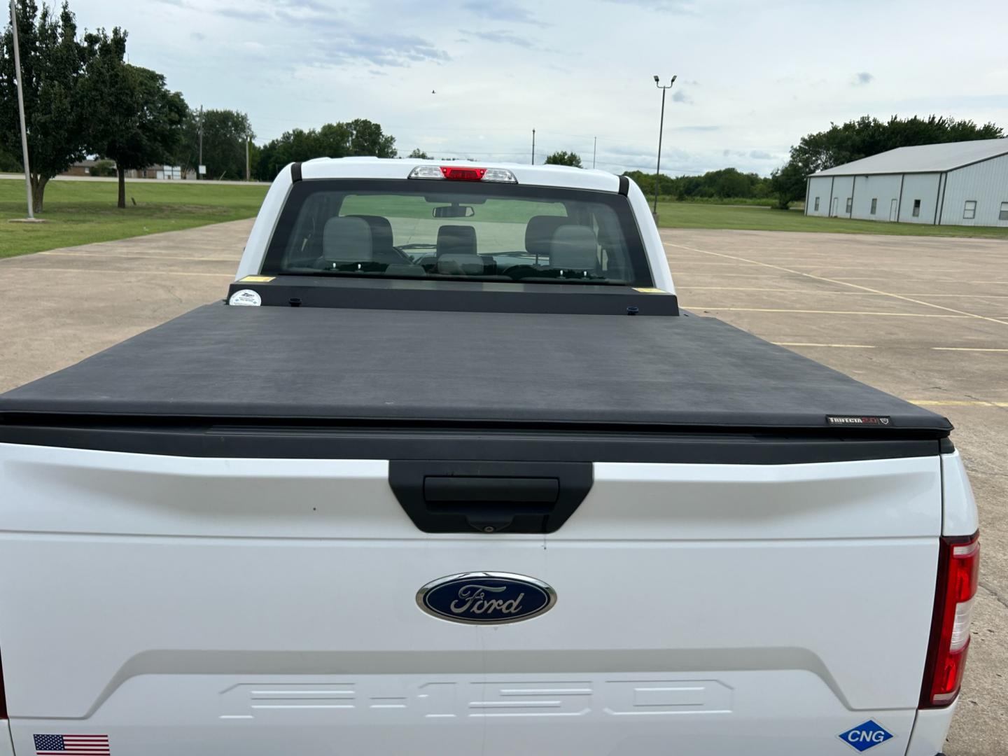 2018 White /Gray Ford F-150 XL SuperCab 6.5-ft. Bed 4WD (1FTFX1E57JK) with an 5.0L V8 OHV 16V engine, AUTOMATIC transmission, located at 17760 Hwy 62, Morris, OK, 74445, (918) 733-4887, 35.609104, -95.877060 - Photo#17