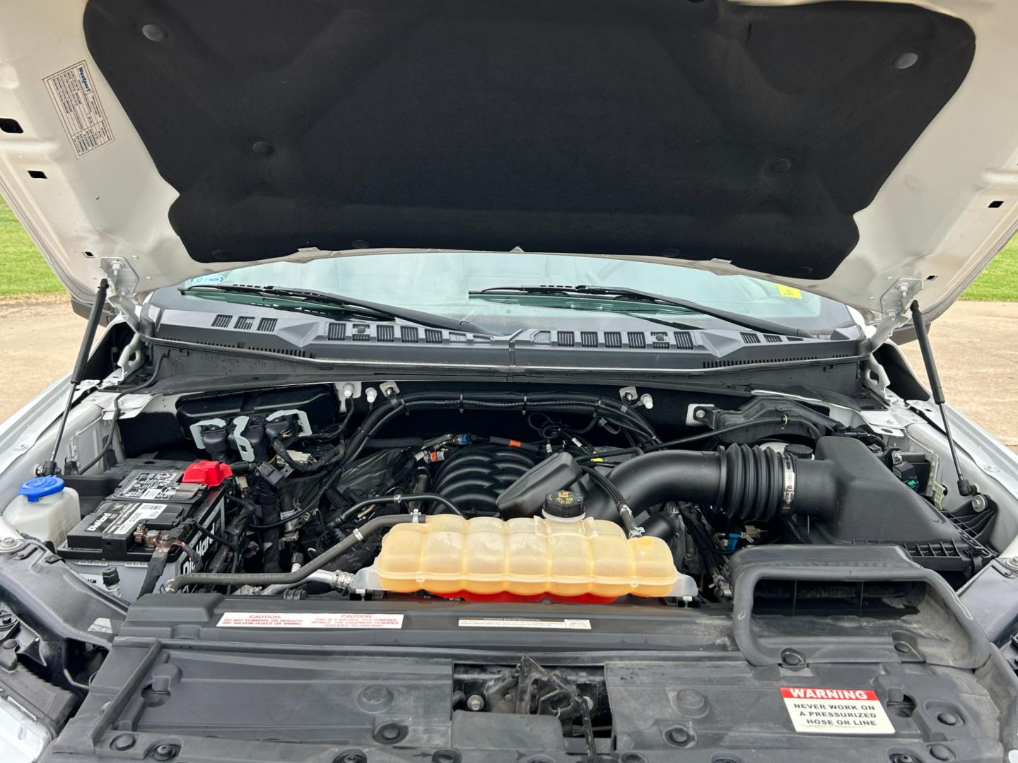 2018 White /Gray Ford F-150 XL SuperCab 6.5-ft. Bed 4WD (1FTFX1E57JK) with an 5.0L V8 OHV 16V engine, AUTOMATIC transmission, located at 17760 Hwy 62, Morris, OK, 74445, (918) 733-4887, 35.609104, -95.877060 - Photo#20