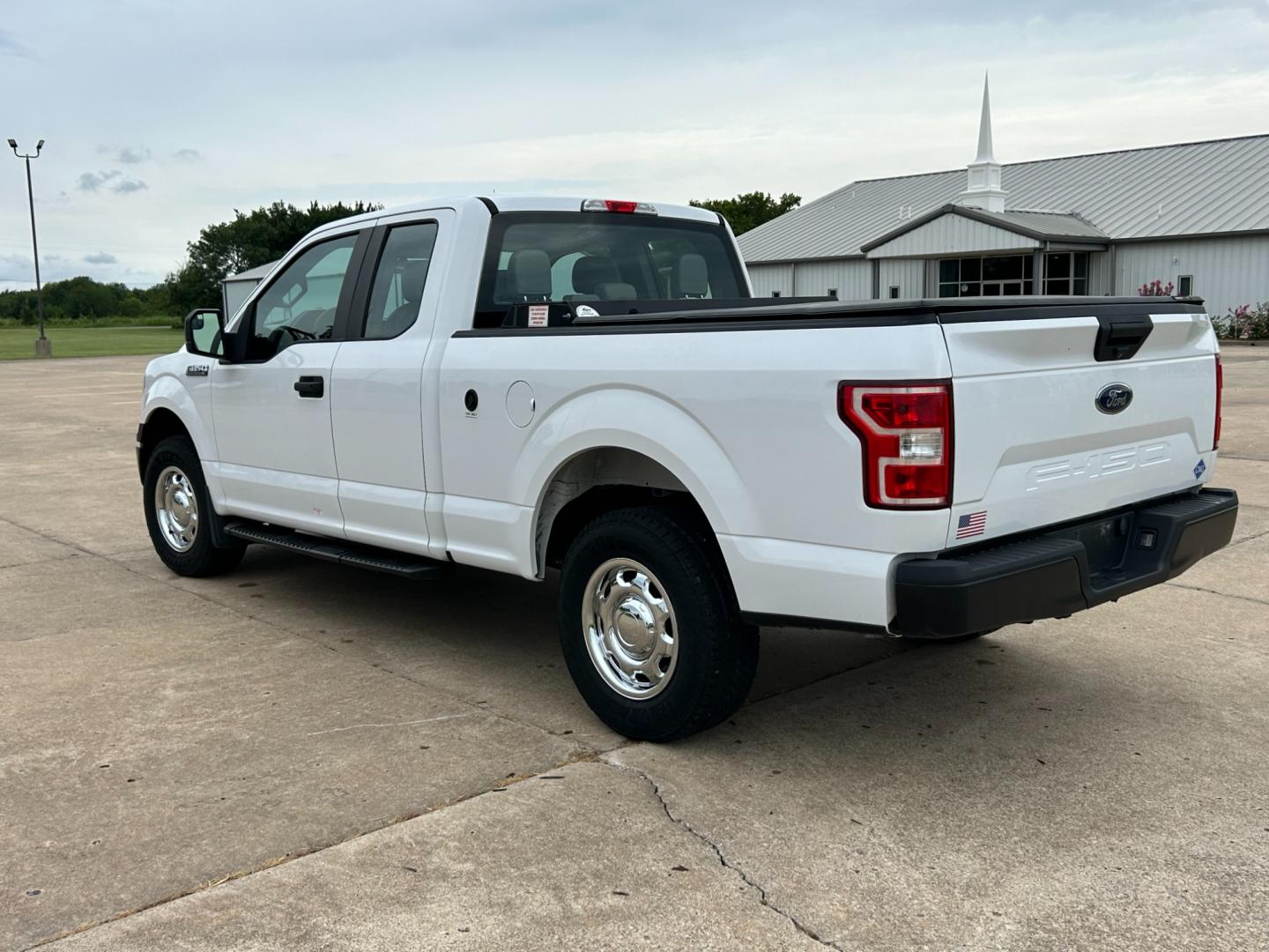 2018 White /Gray Ford F-150 XL SuperCab 6.5-ft. Bed 4WD (1FTFX1E57JK) with an 5.0L V8 OHV 16V engine, AUTOMATIC transmission, located at 17760 Hwy 62, Morris, OK, 74445, (918) 733-4887, 35.609104, -95.877060 - Photo#6