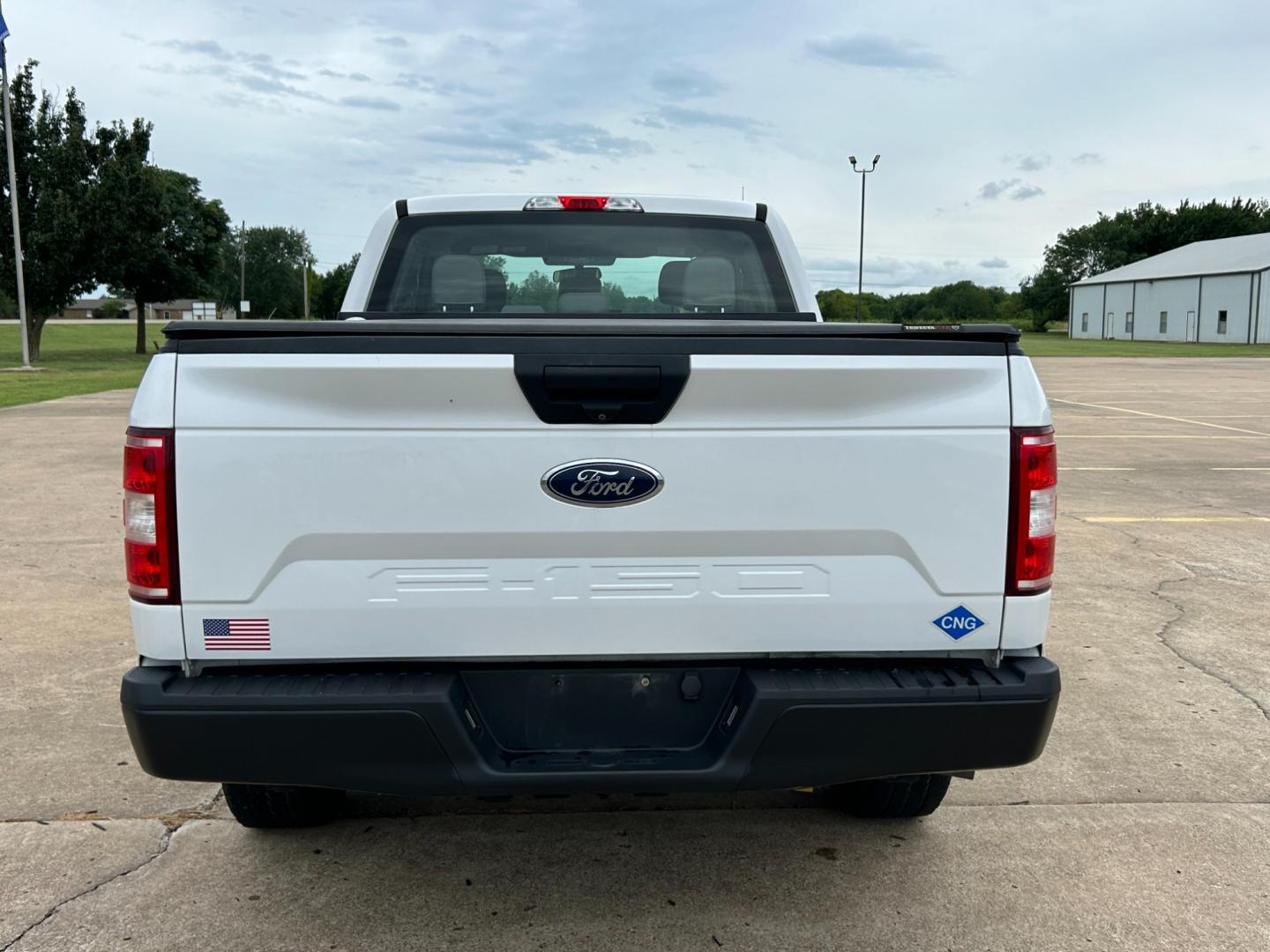 2018 White /Gray Ford F-150 XL SuperCab 6.5-ft. Bed 4WD (1FTFX1E57JK) with an 5.0L V8 OHV 16V engine, AUTOMATIC transmission, located at 17760 Hwy 62, Morris, OK, 74445, (918) 733-4887, 35.609104, -95.877060 - Photo#5