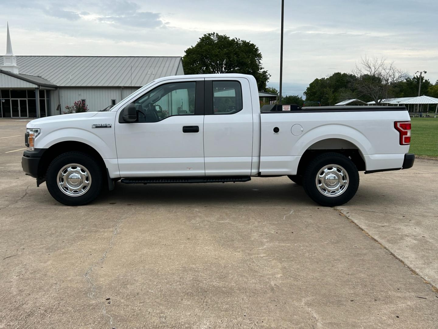 2018 White /Gray Ford F-150 XL SuperCab 6.5-ft. Bed 4WD (1FTFX1E57JK) with an 5.0L V8 OHV 16V engine, AUTOMATIC transmission, located at 17760 Hwy 62, Morris, OK, 74445, (918) 733-4887, 35.609104, -95.877060 - Photo#7