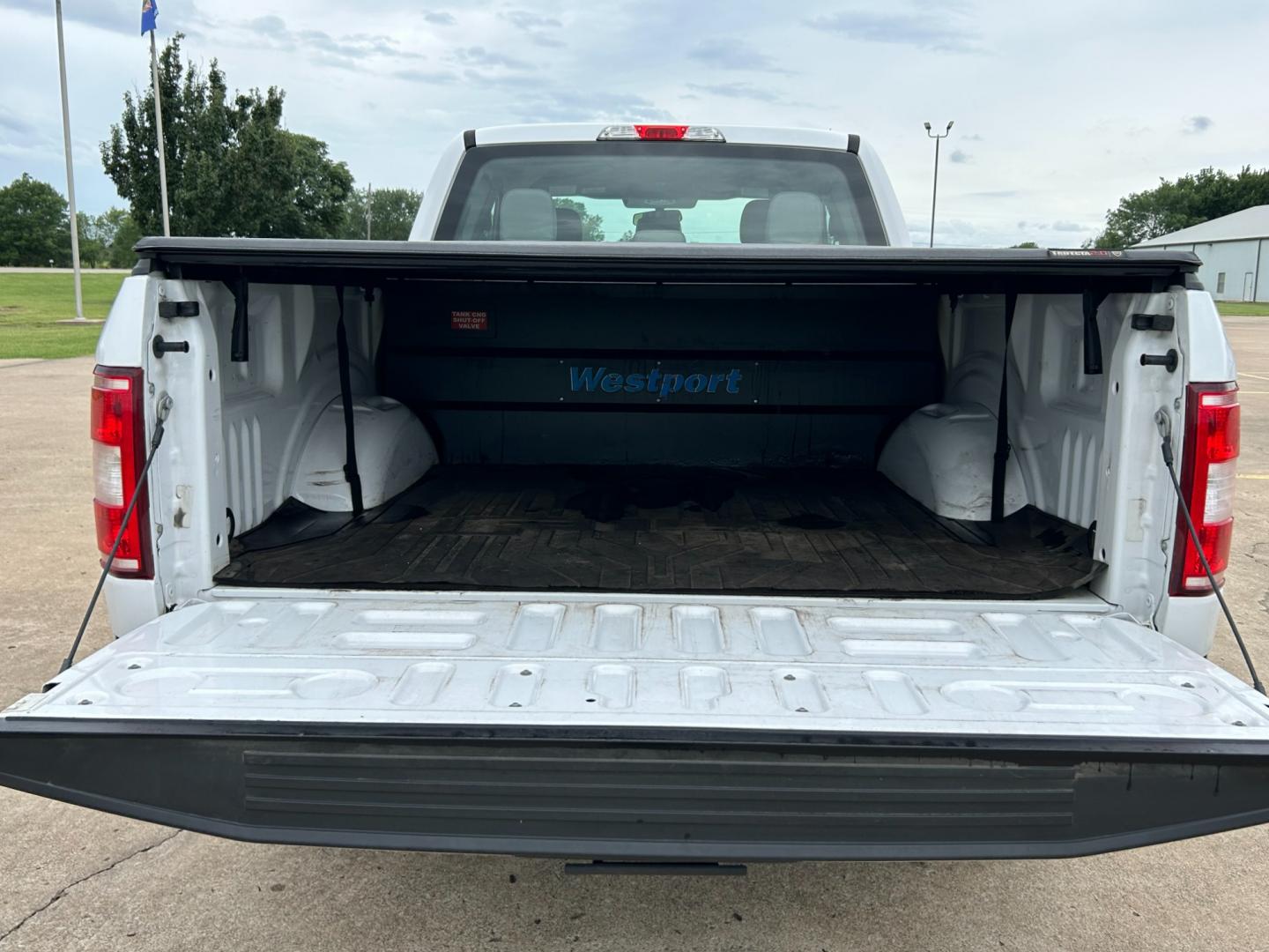 2018 White /Gray Ford F-150 XL SuperCab 6.5-ft. Bed 4WD (1FTFX1E57JK) with an 5.0L V8 OHV 16V engine, AUTOMATIC transmission, located at 17760 Hwy 62, Morris, OK, 74445, (918) 733-4887, 35.609104, -95.877060 - Photo#16