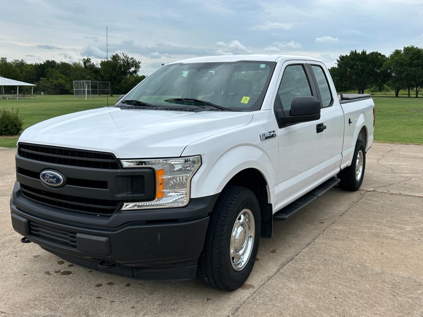 2018 White /Gray Ford F-150 XL SuperCab 6.5-ft. Bed 4WD (1FTFX1E57JK) with an 5.0L V8 OHV 16V engine, AUTOMATIC transmission, located at 17760 Hwy 62, Morris, OK, 74445, (918) 733-4887, 35.609104, -95.877060 - Photo#0