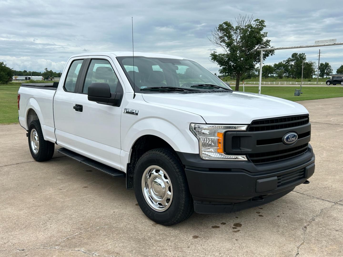 2018 White /Gray Ford F-150 XL SuperCab 6.5-ft. Bed 4WD (1FTFX1E57JK) with an 5.0L V8 OHV 16V engine, AUTOMATIC transmission, located at 17760 Hwy 62, Morris, OK, 74445, (918) 733-4887, 35.609104, -95.877060 - Photo#2