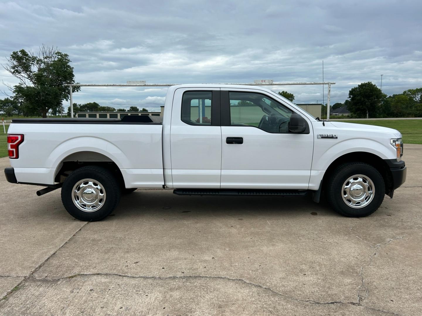 2018 White /Gray Ford F-150 XL SuperCab 6.5-ft. Bed 4WD (1FTFX1E57JK) with an 5.0L V8 OHV 16V engine, AUTOMATIC transmission, located at 17760 Hwy 62, Morris, OK, 74445, (918) 733-4887, 35.609104, -95.877060 - Photo#3