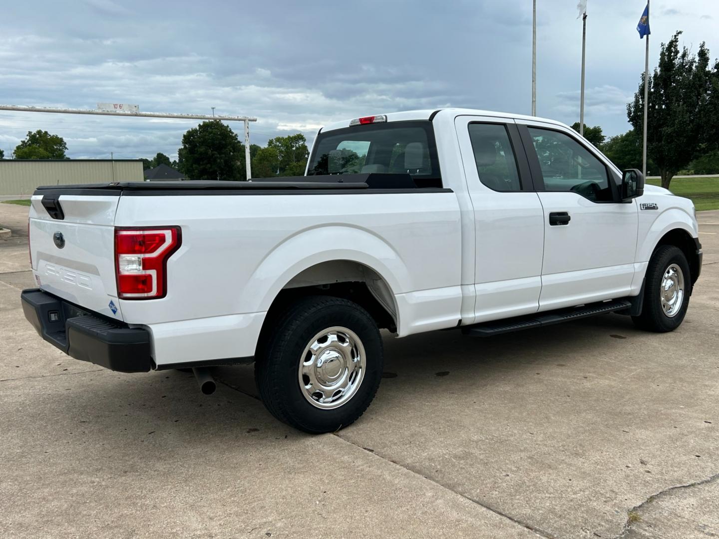 2018 White /Gray Ford F-150 XL SuperCab 6.5-ft. Bed 4WD (1FTFX1E57JK) with an 5.0L V8 OHV 16V engine, AUTOMATIC transmission, located at 17760 Hwy 62, Morris, OK, 74445, (918) 733-4887, 35.609104, -95.877060 - Photo#4