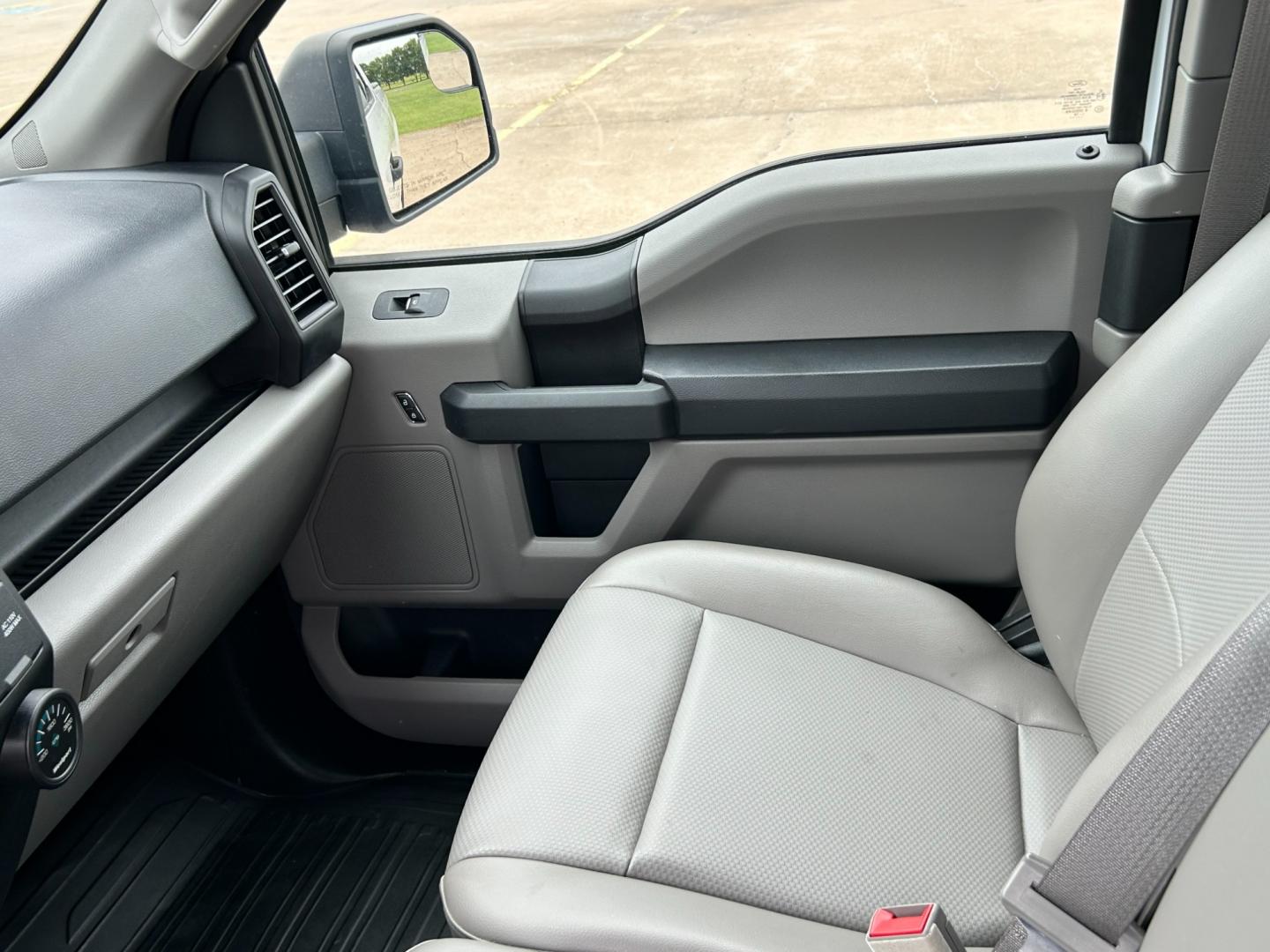 2018 White /Gray Ford F-150 XL SuperCab 6.5-ft. Bed 4WD (1FTFX1E57JK) with an 5.0L V8 OHV 16V engine, AUTOMATIC transmission, located at 17760 Hwy 62, Morris, OK, 74445, (918) 733-4887, 35.609104, -95.877060 - Photo#9