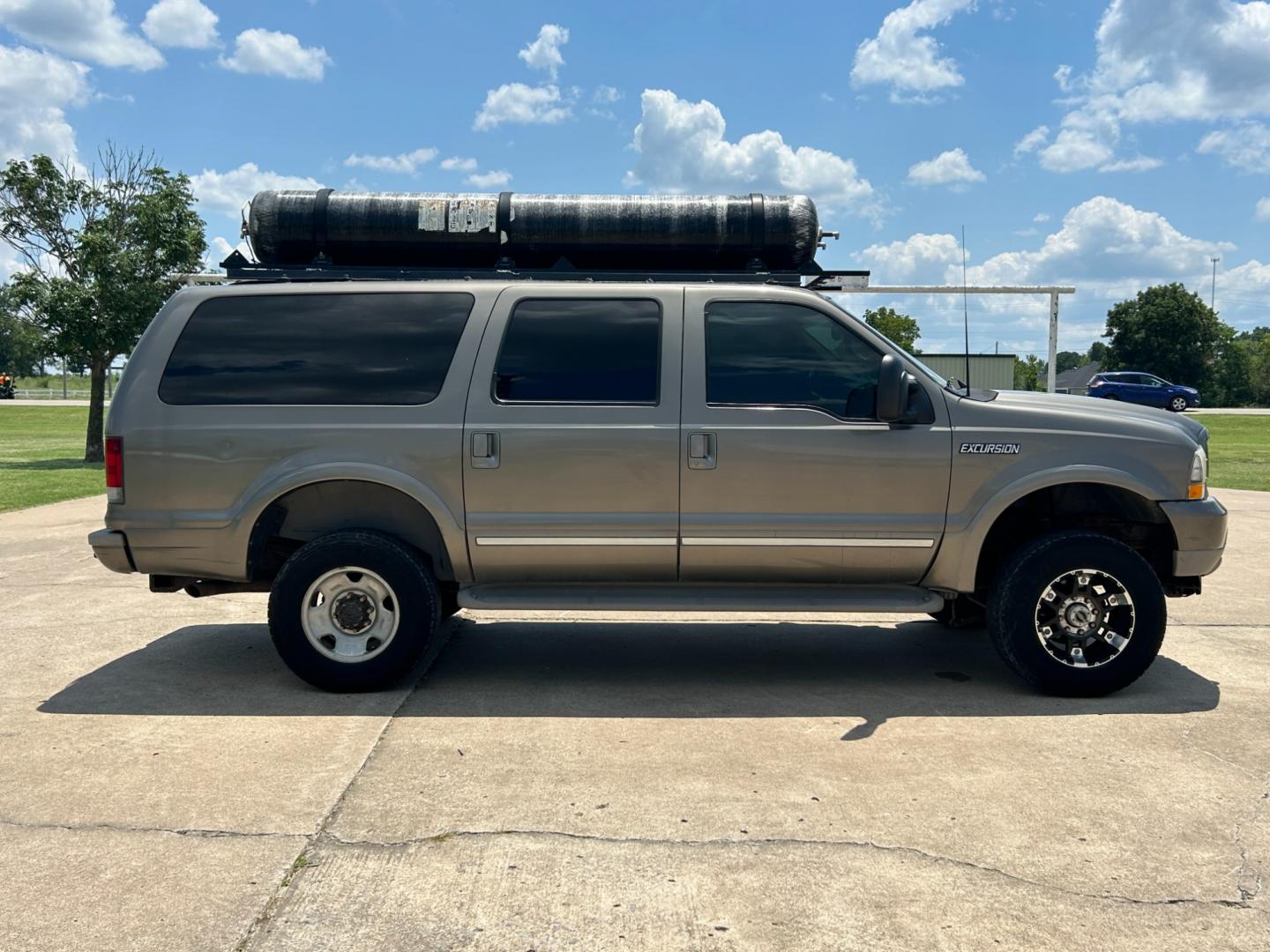 2002 GRAY /TAN Ford Excursion LIMITED (1FMNU43S32E) with an 6.8L V10 engine, AUTOMATIC transmission, located at 17760 Hwy 62, Morris, OK, 74445, (918) 733-4887, 35.609104, -95.877060 - Photo#3