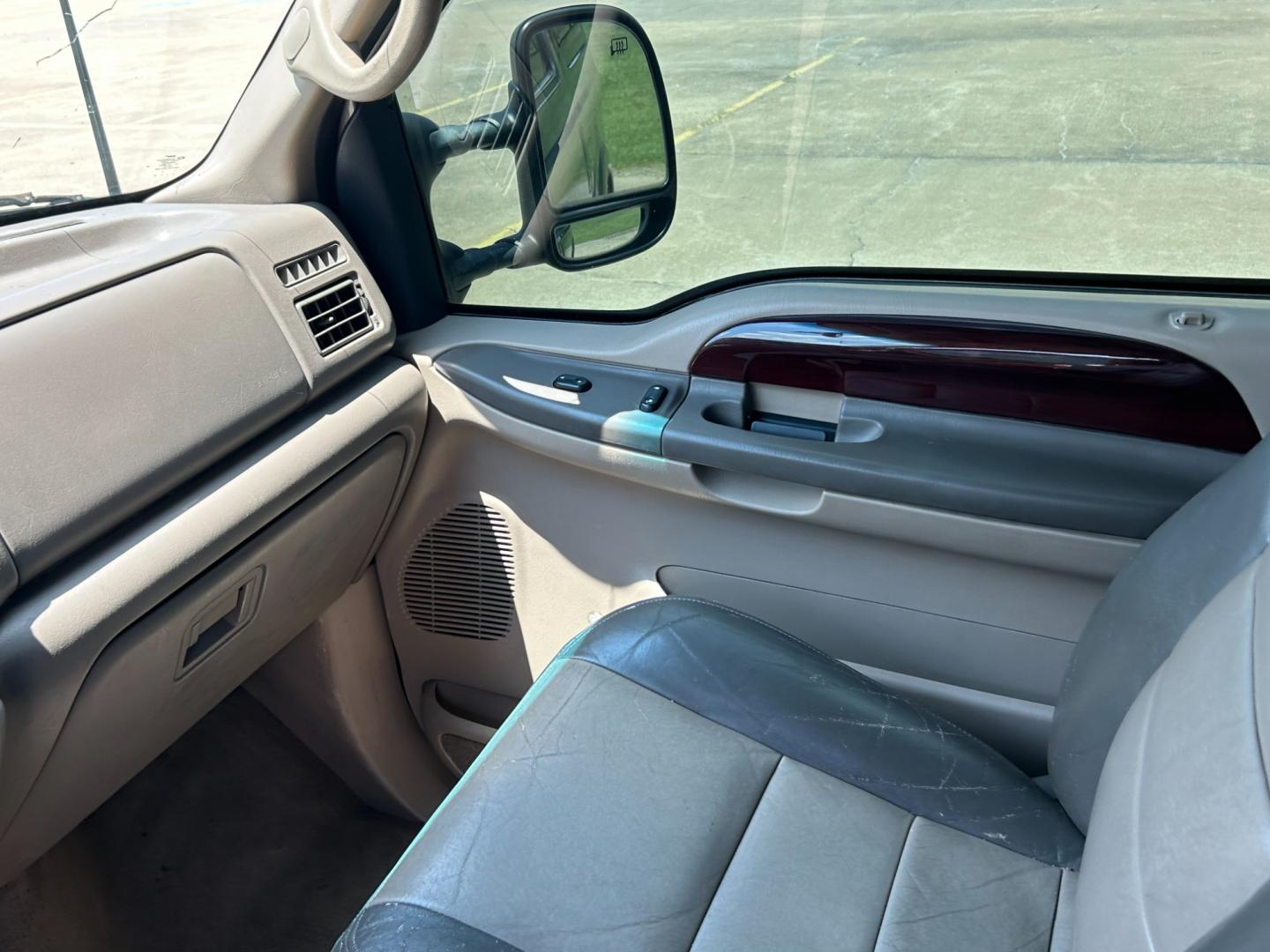 2002 GRAY /TAN Ford Excursion LIMITED (1FMNU43S32E) with an 6.8L V10 engine, AUTOMATIC transmission, located at 17760 Hwy 62, Morris, OK, 74445, (918) 733-4887, 35.609104, -95.877060 - Photo#9