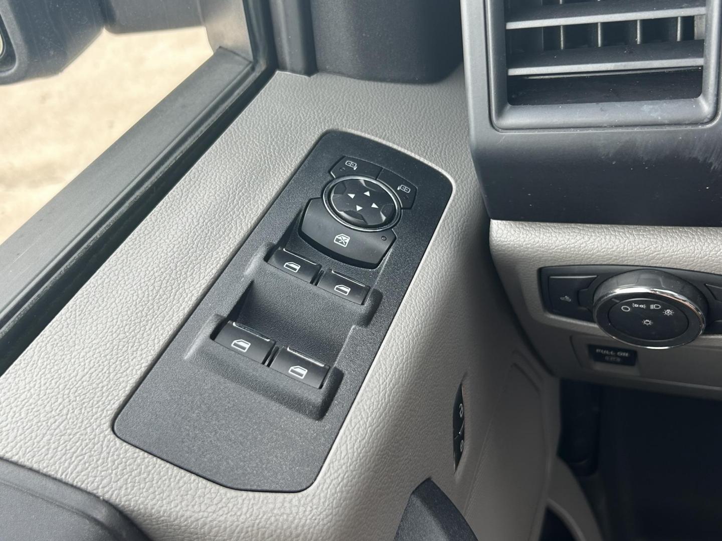 2018 White /Gray Ford F-150 SuperCab 6.5-ft. 4WD (1FTFX1E55JK) with an 5.0L V8 OHV 16V engine, 6A transmission, located at 17760 Hwy 62, Morris, OK, 74445, (918) 733-4887, 35.609104, -95.877060 - Photo#12