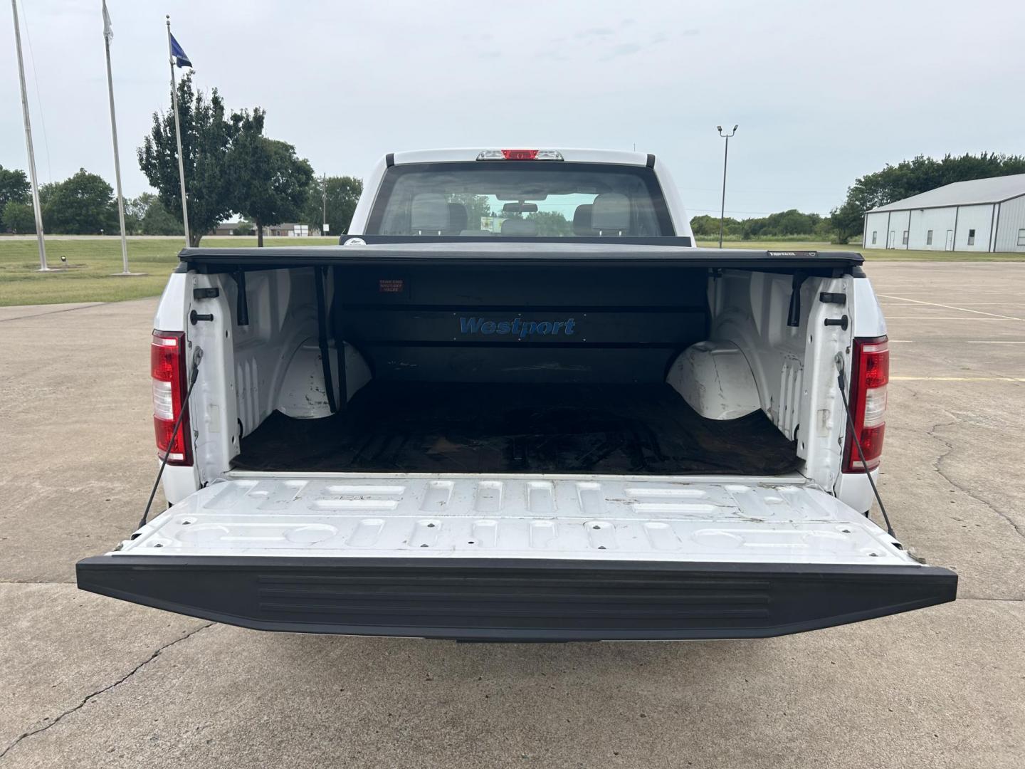 2018 White /Gray Ford F-150 SuperCab 6.5-ft. 4WD (1FTFX1E55JK) with an 5.0L V8 OHV 16V engine, 6A transmission, located at 17760 Hwy 62, Morris, OK, 74445, (918) 733-4887, 35.609104, -95.877060 - Photo#15