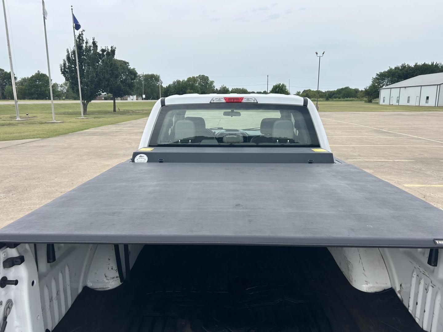 2018 White /Gray Ford F-150 SuperCab 6.5-ft. 4WD (1FTFX1E55JK) with an 5.0L V8 OHV 16V engine, 6A transmission, located at 17760 Hwy 62, Morris, OK, 74445, (918) 733-4887, 35.609104, -95.877060 - Photo#16