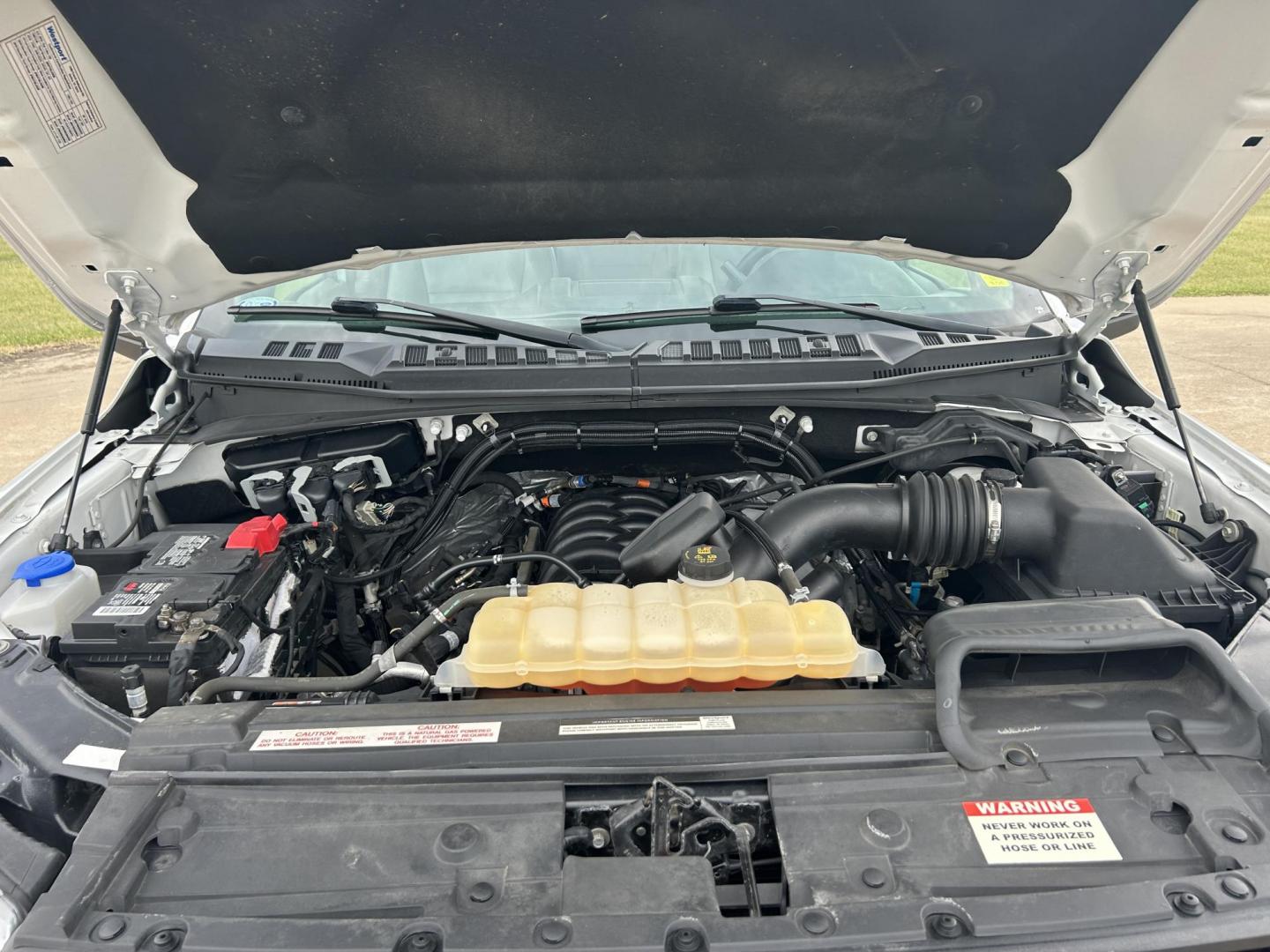 2018 White /Gray Ford F-150 SuperCab 6.5-ft. 4WD (1FTFX1E55JK) with an 5.0L V8 OHV 16V engine, 6A transmission, located at 17760 Hwy 62, Morris, OK, 74445, (918) 733-4887, 35.609104, -95.877060 - Photo#17