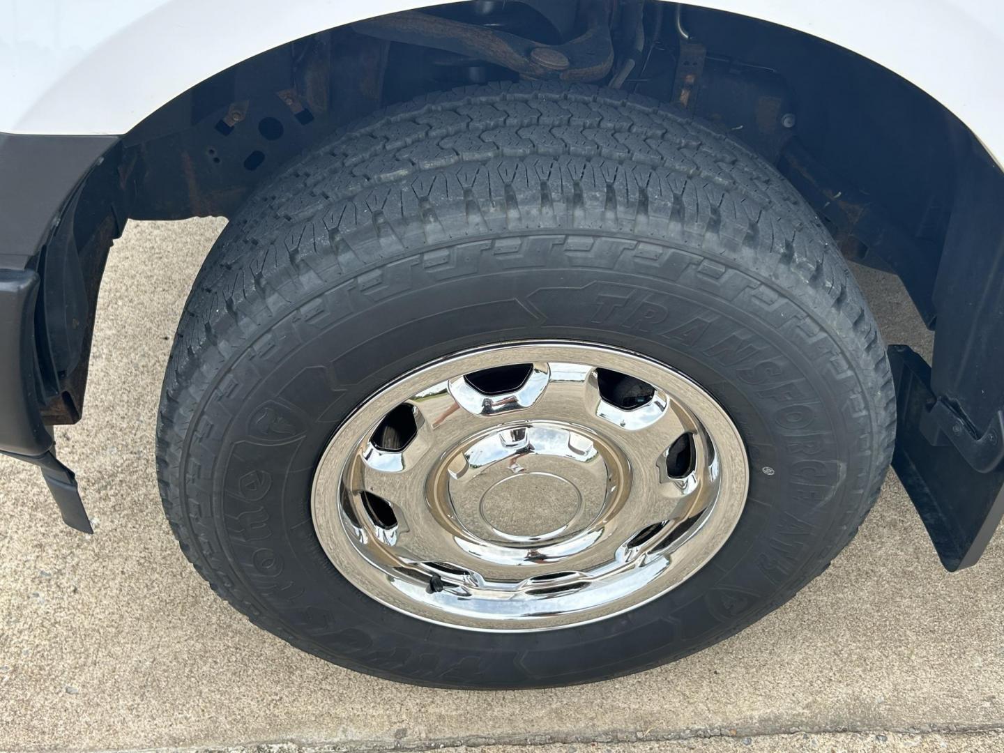 2018 White /Gray Ford F-150 SuperCab 6.5-ft. 4WD (1FTFX1E55JK) with an 5.0L V8 OHV 16V engine, 6A transmission, located at 17760 Hwy 62, Morris, OK, 74445, (918) 733-4887, 35.609104, -95.877060 - Photo#23