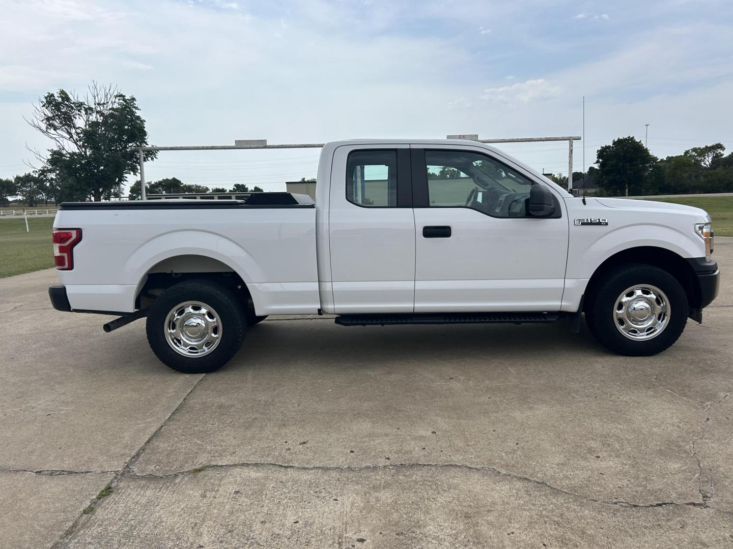 2018 White /Gray Ford F-150 SuperCab 6.5-ft. 4WD (1FTFX1E55JK) with an 5.0L V8 OHV 16V engine, 6A transmission, located at 17760 Hwy 62, Morris, OK, 74445, (918) 733-4887, 35.609104, -95.877060 - Photo#3