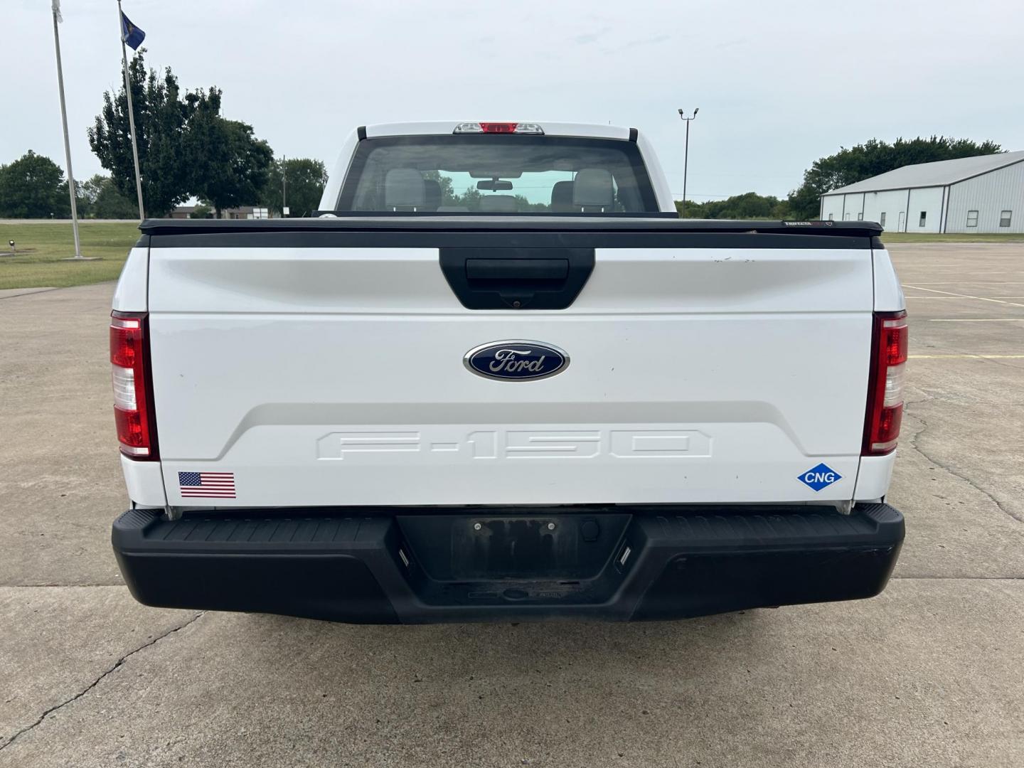 2018 White /Gray Ford F-150 SuperCab 6.5-ft. 4WD (1FTFX1E55JK) with an 5.0L V8 OHV 16V engine, 6A transmission, located at 17760 Hwy 62, Morris, OK, 74445, (918) 733-4887, 35.609104, -95.877060 - Photo#4