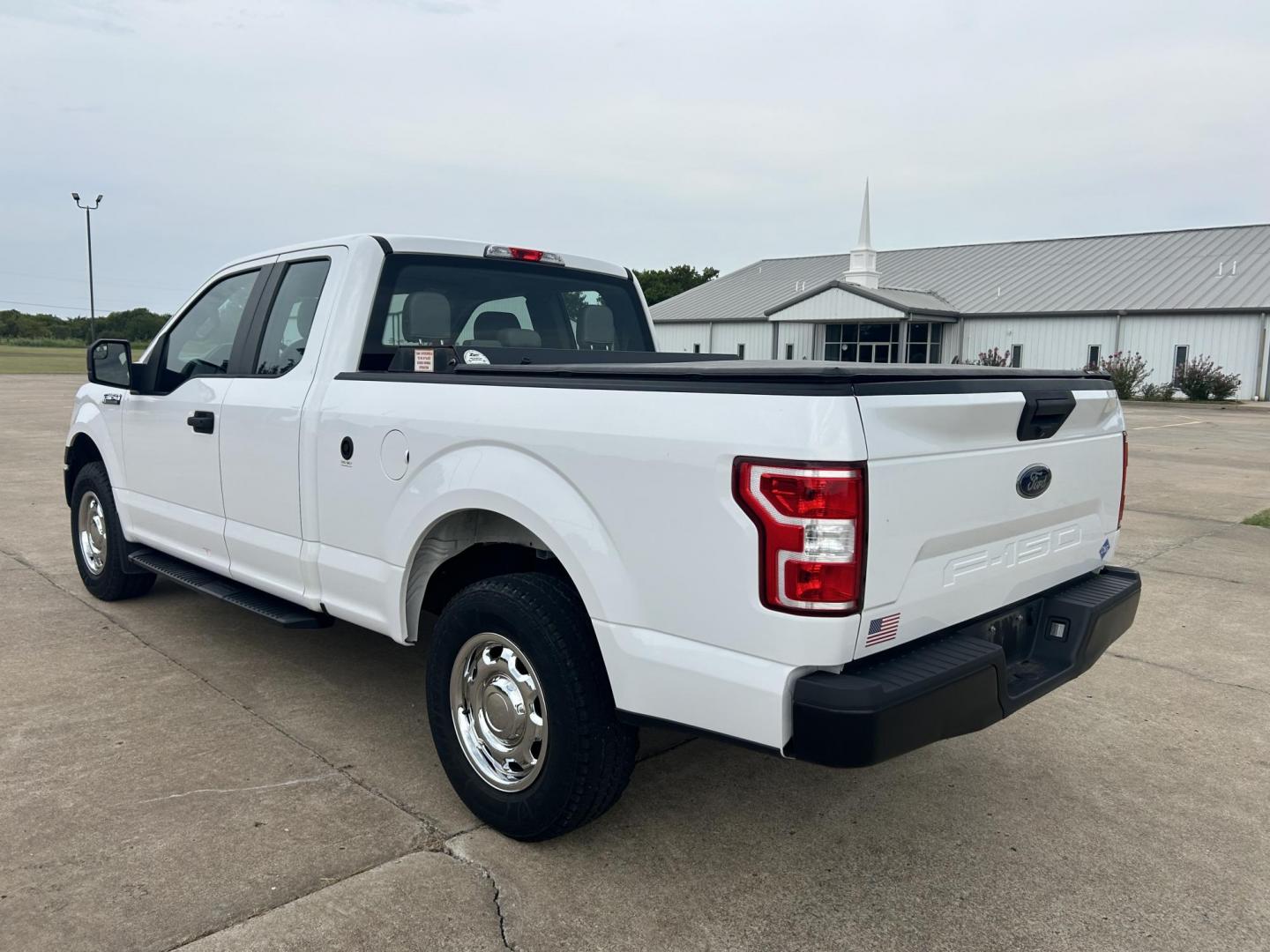 2018 White /Gray Ford F-150 SuperCab 6.5-ft. 4WD (1FTFX1E55JK) with an 5.0L V8 OHV 16V engine, 6A transmission, located at 17760 Hwy 62, Morris, OK, 74445, (918) 733-4887, 35.609104, -95.877060 - Photo#5