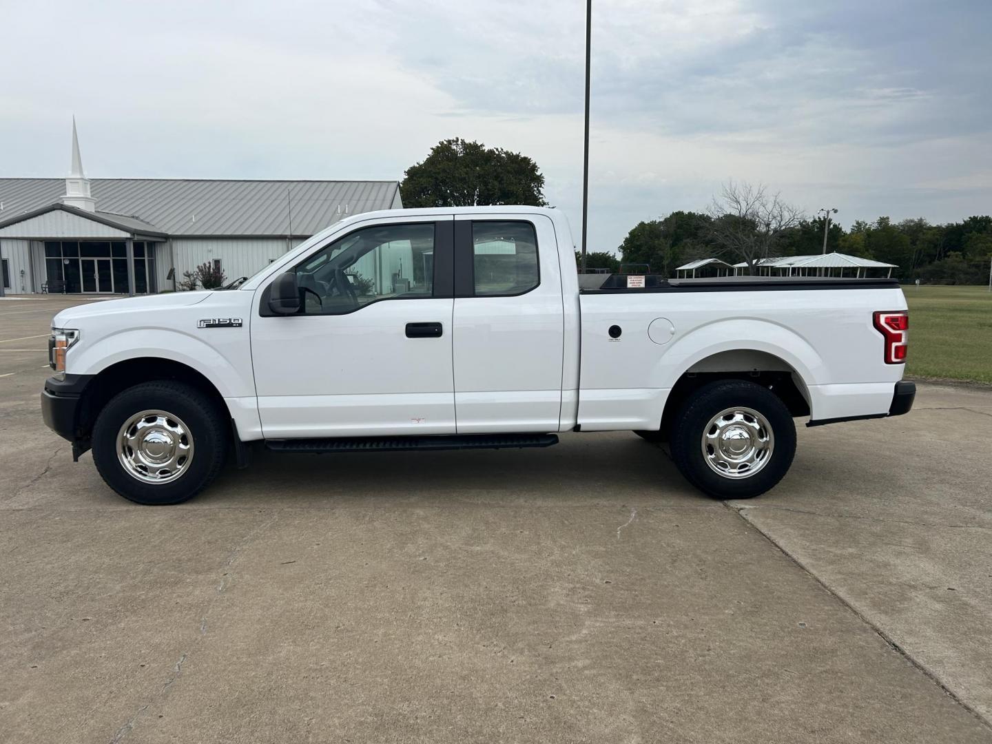 2018 White /Gray Ford F-150 SuperCab 6.5-ft. 4WD (1FTFX1E55JK) with an 5.0L V8 OHV 16V engine, 6A transmission, located at 17760 Hwy 62, Morris, OK, 74445, (918) 733-4887, 35.609104, -95.877060 - Photo#6