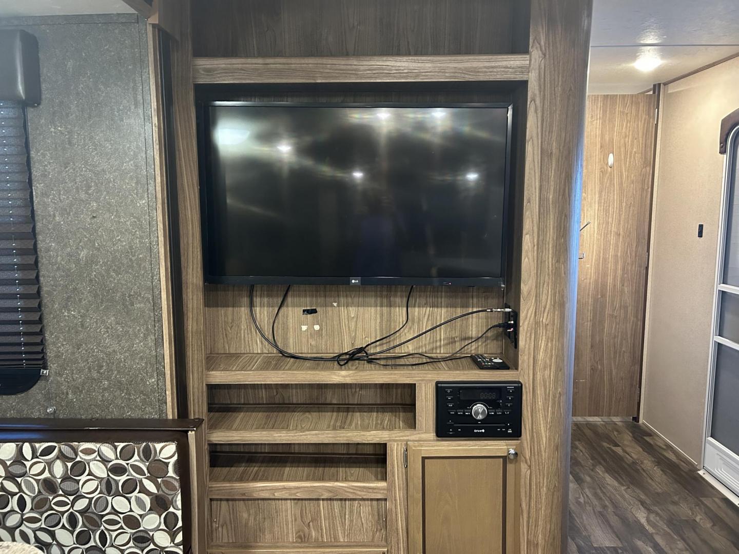 2018 /TAN Forest River Shasta Revere 27RL (5ZT2SHSB3JE) , located at 17760 Hwy 62, Morris, OK, 74445, 35.609104, -95.877060 - Photo#12