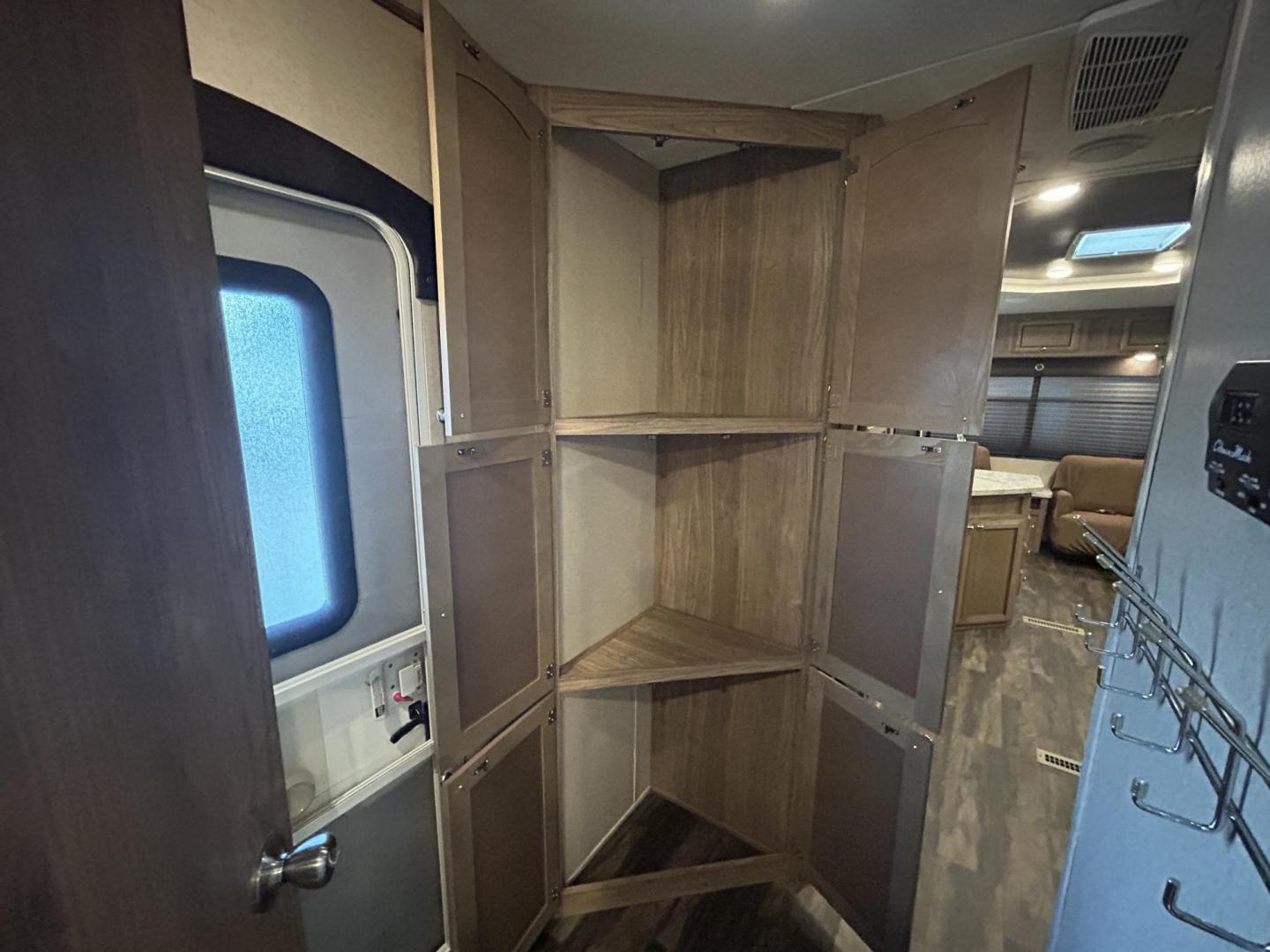 2018 /TAN Forest River Shasta Revere 27RL (5ZT2SHSB3JE) , located at 17760 Hwy 62, Morris, OK, 74445, 35.609104, -95.877060 - Photo#18