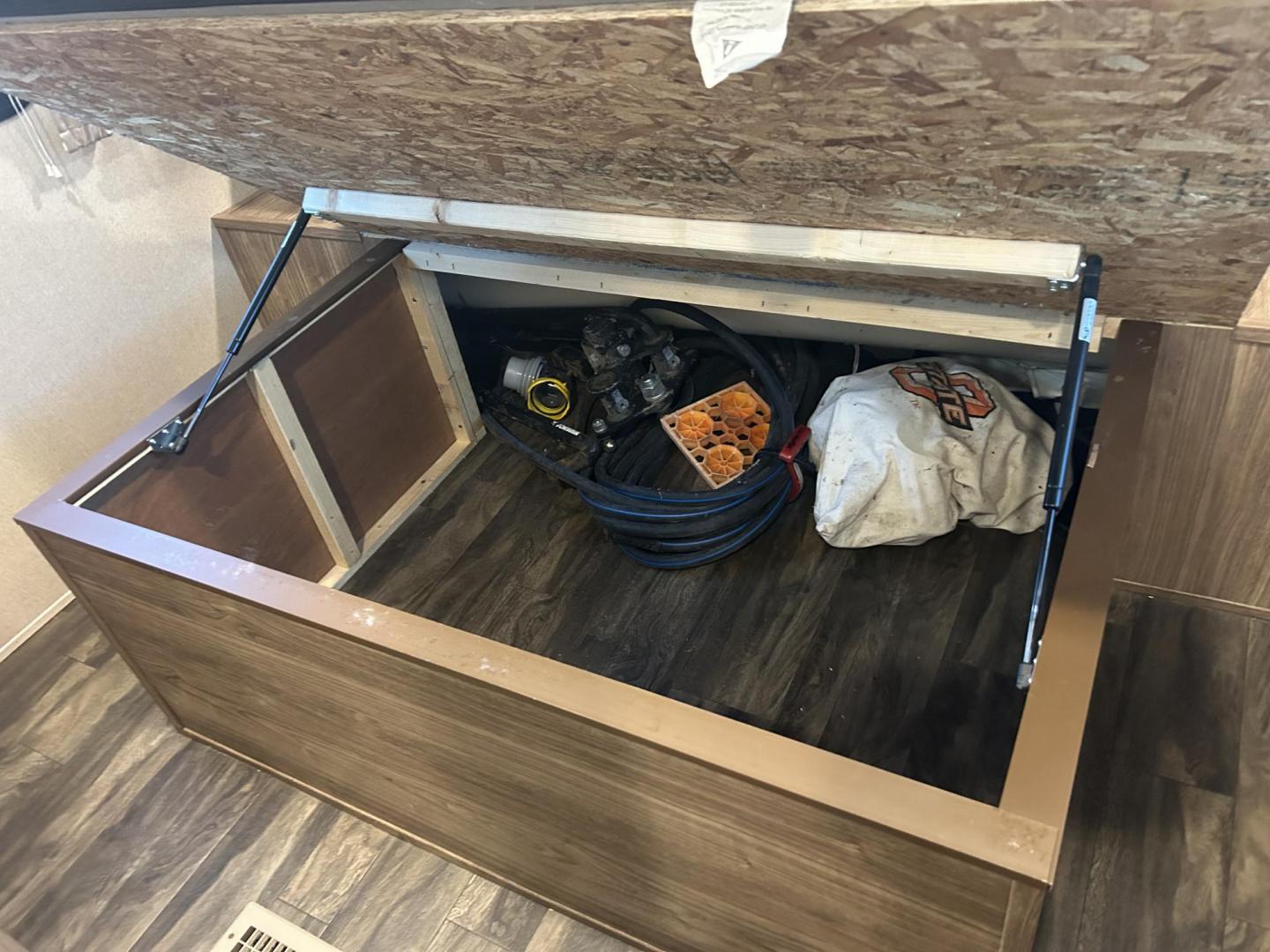 2018 /TAN Forest River Shasta Revere 27RL (5ZT2SHSB3JE) , located at 17760 Hwy 62, Morris, OK, 74445, 35.609104, -95.877060 - Photo#19