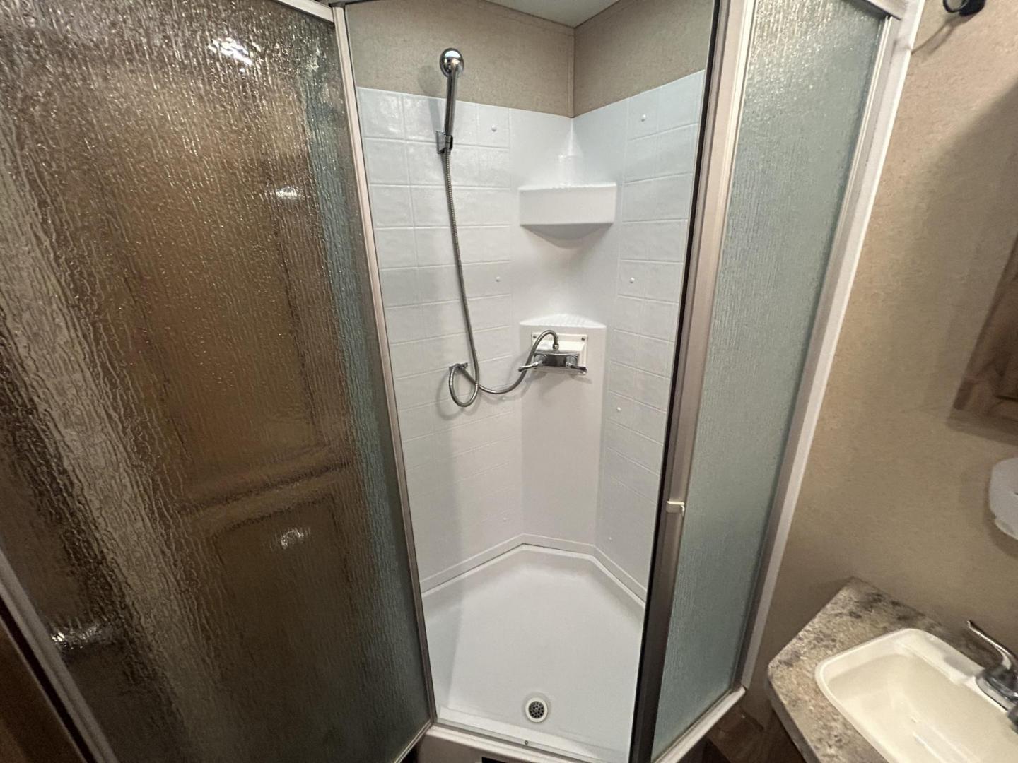 2018 /TAN Forest River Shasta Revere 27RL (5ZT2SHSB3JE) , located at 17760 Hwy 62, Morris, OK, 74445, 35.609104, -95.877060 - Photo#21