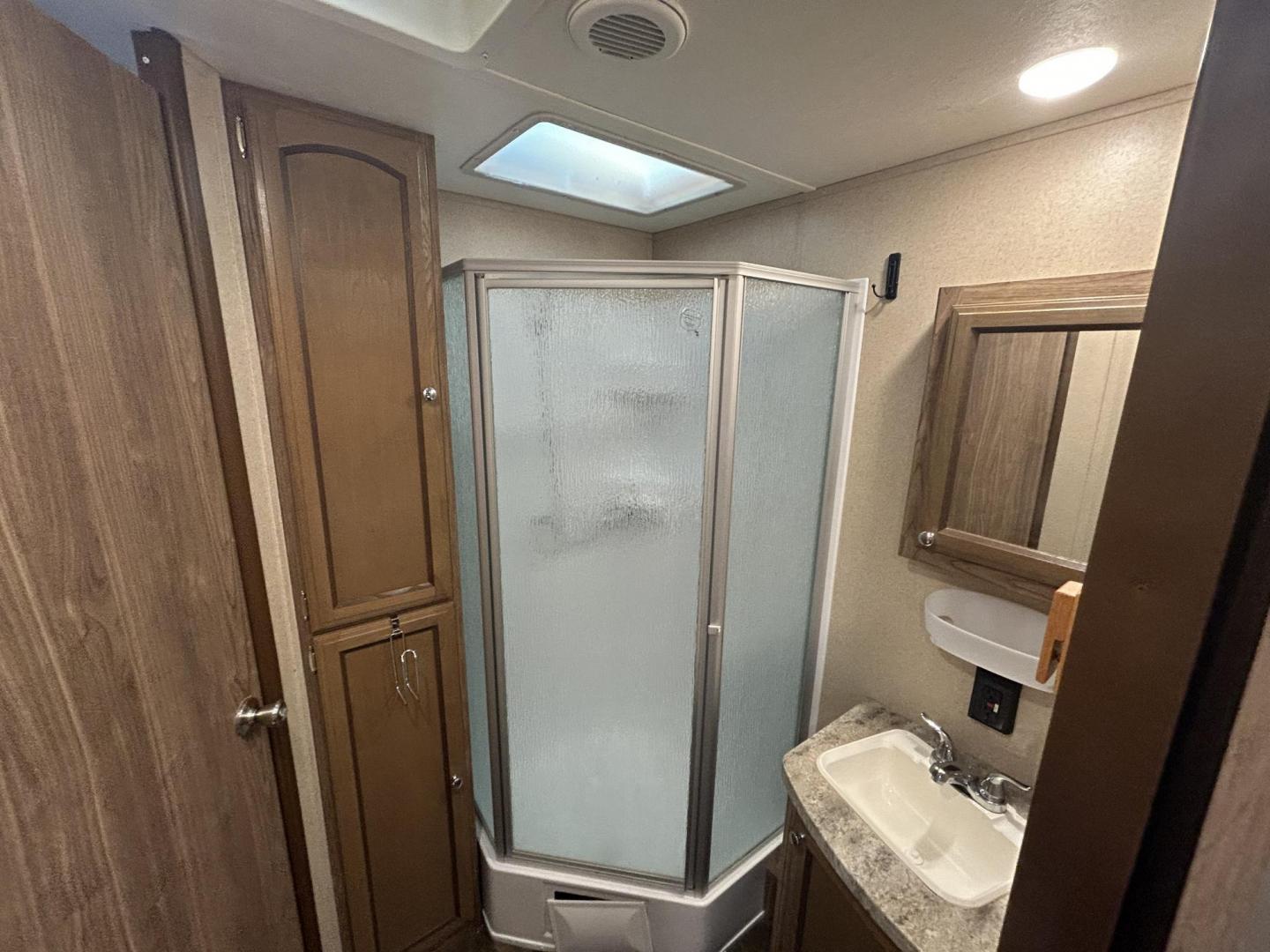 2018 /TAN Forest River Shasta Revere 27RL (5ZT2SHSB3JE) , located at 17760 Hwy 62, Morris, OK, 74445, 35.609104, -95.877060 - Photo#22